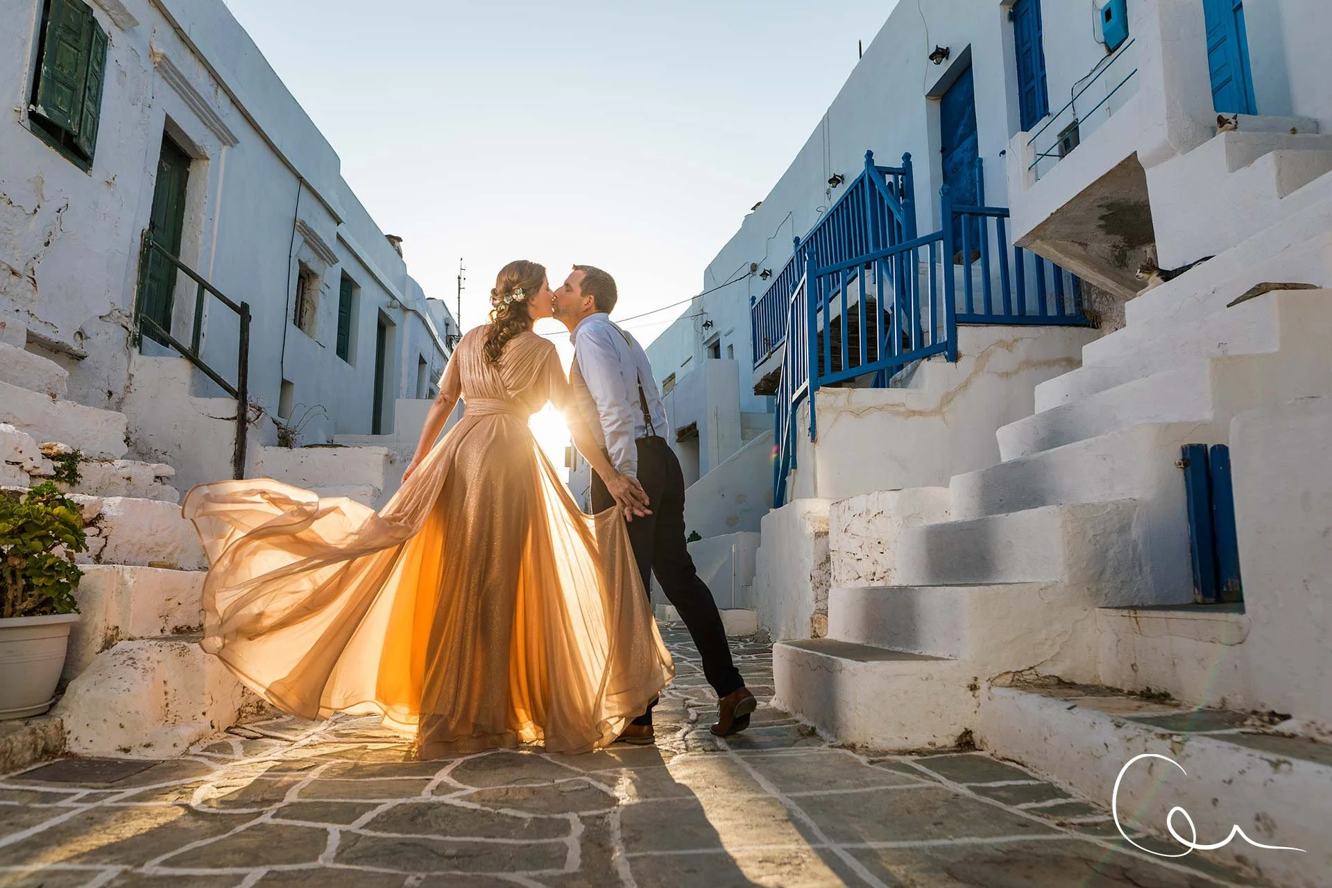 Oia 藍頂婚禮儀式攝影，紀錄誓言、親友互動與日落光影 — Oia blue-dome wedding ceremony photography capturing vows, guest interactions and sunset light