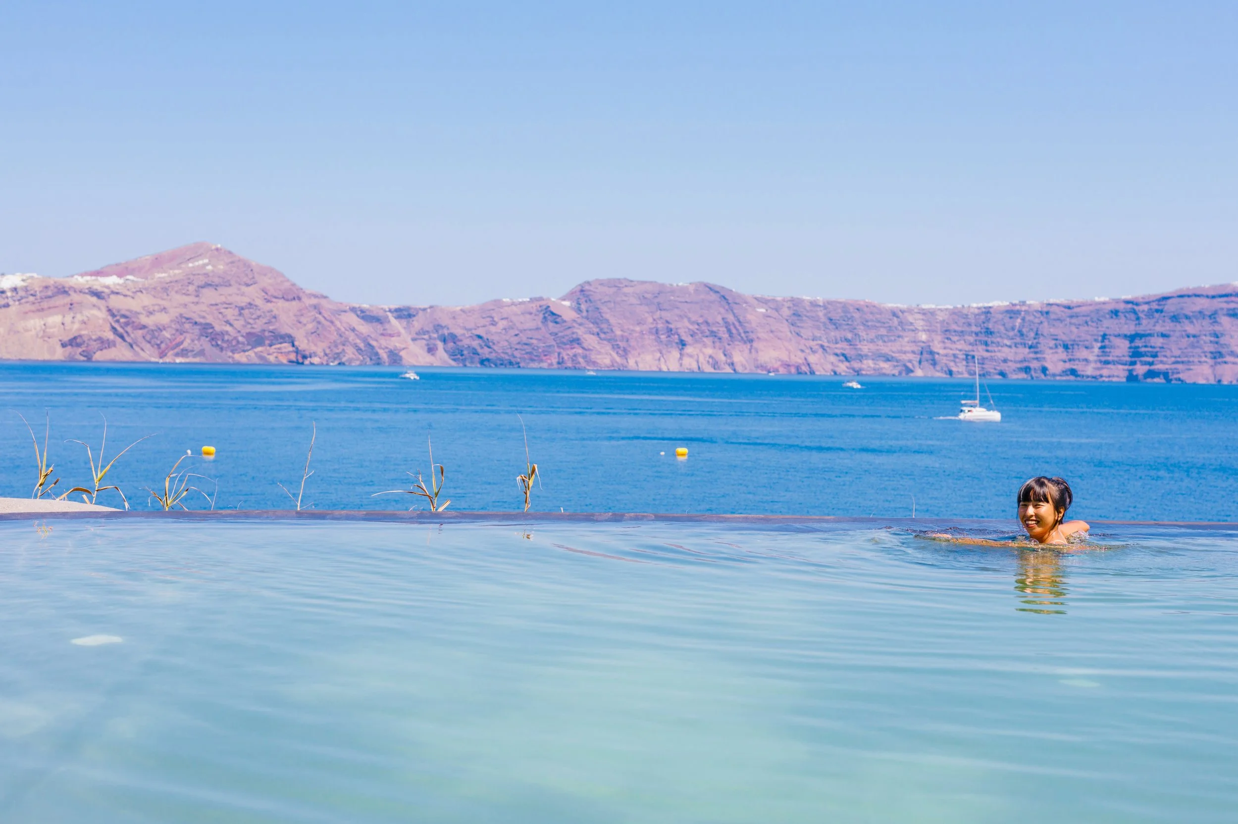 Explore Santorini like a local: Oia sunsets, Fira white villages, volcanic cliffs, blue-domed churches | 從當地攝影師視角欣賞伊亞 Oia 夕陽、費拉 Fira 白色村莊與藍頂教堂 | サントリーニ島イア・フィラの絶景を現地ガイド視点で探索