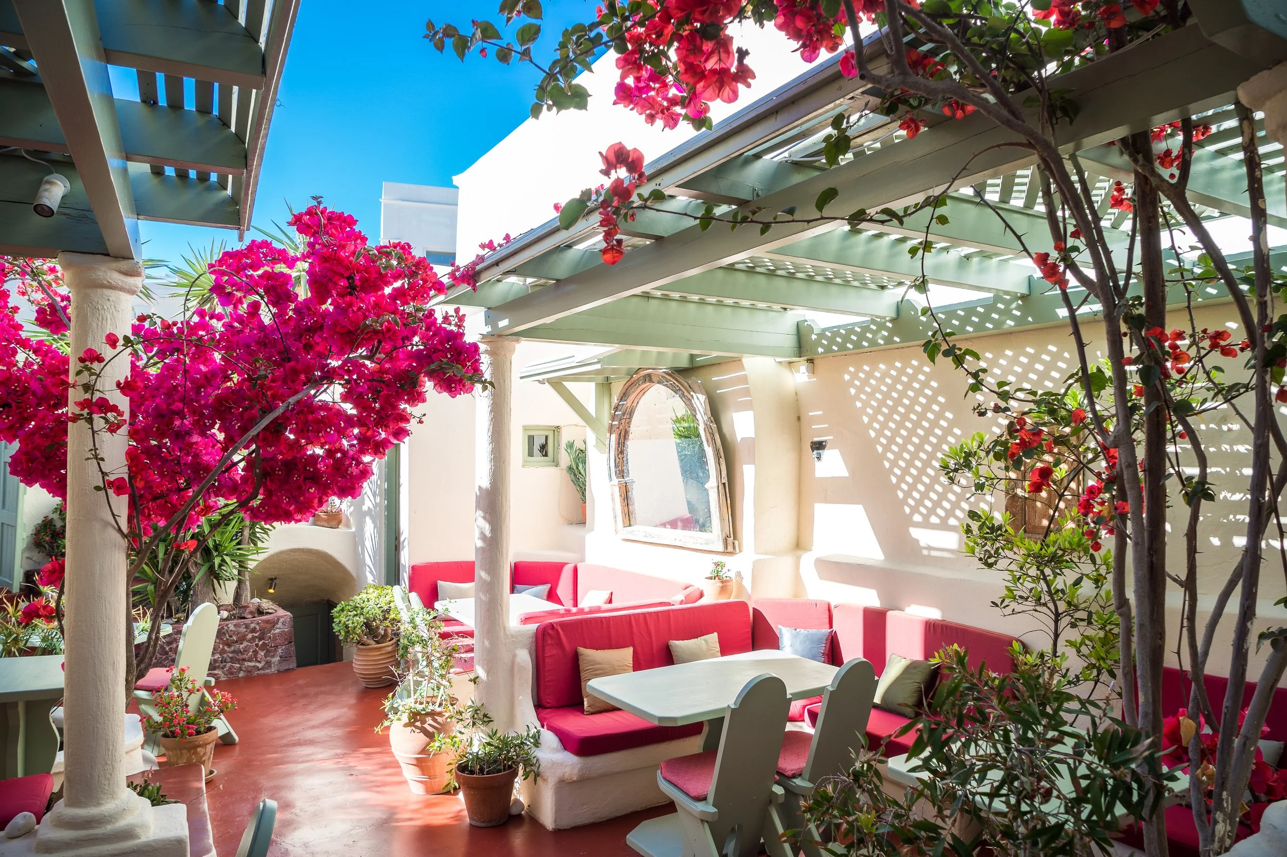 Step inside a 100-year-old Cycladic house and savor Greek cuisine at Karma, Oia, Santorini. 走進百年歷史宅邸享用希臘料理。100年以上のキクラデス家屋でギリシャ料理を楽しむ。