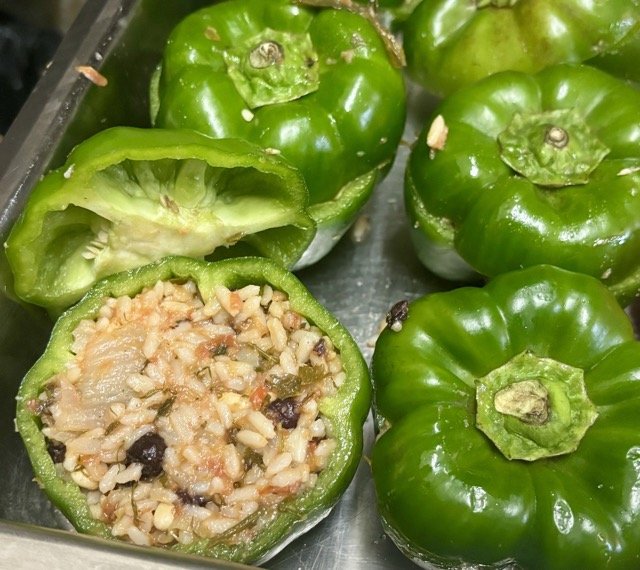 Discover Greek flavors at Karma Oia cooking class – Gemista stuffed tomatoes & peppers, vegan-friendly, authentic Santorini experience. 在 Karma Oia 料理課程中探索希臘美味 – 傳統釀番茄與青椒,素食友好,聖托里尼道地體驗。サントリーニ島イアのKarmaレストランでギリシャ料理Gemistaを体験。