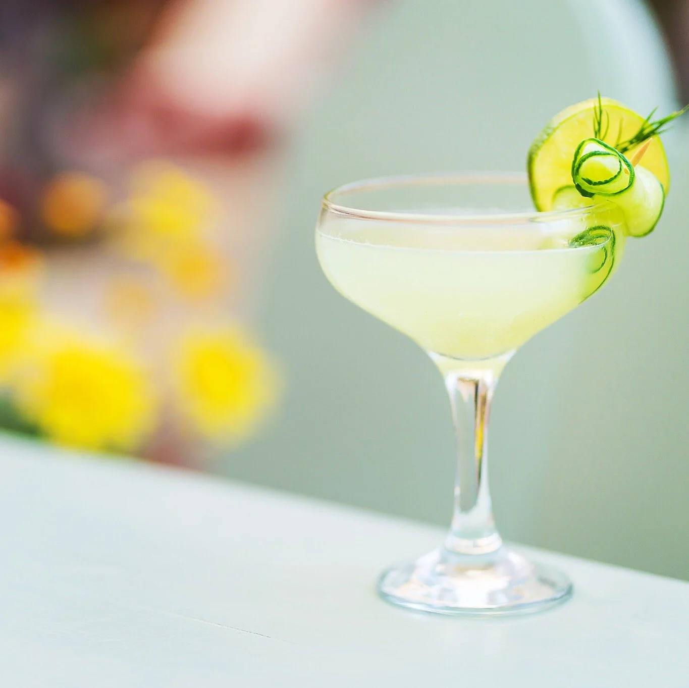 Cocktail al tramonto a Karma Oia – il miglior ristorante di Santorini per drink creativi e atmosfera romantica.