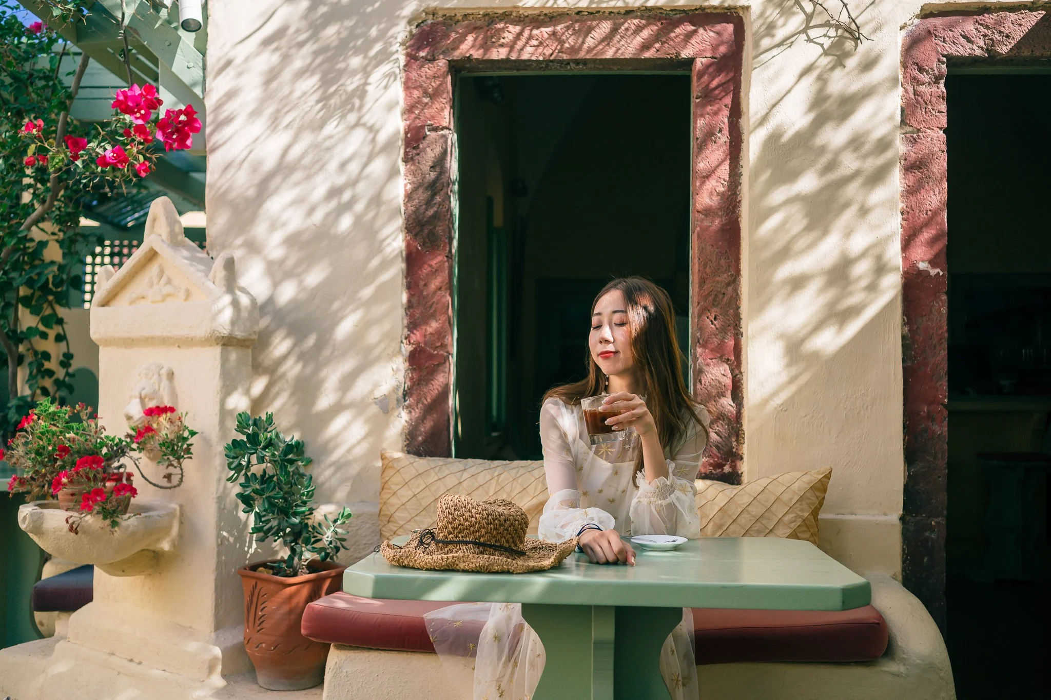 Enjoy Santorini’s best homemade chai latte at Karma Café Oia. Classic and vegan coconut options. 在伊亞 Karma 咖啡館享用聖托里尼最佳香料奶茶。サントリーニ島イアのクラマカフェで最高の自家製チャイラテを味わう。