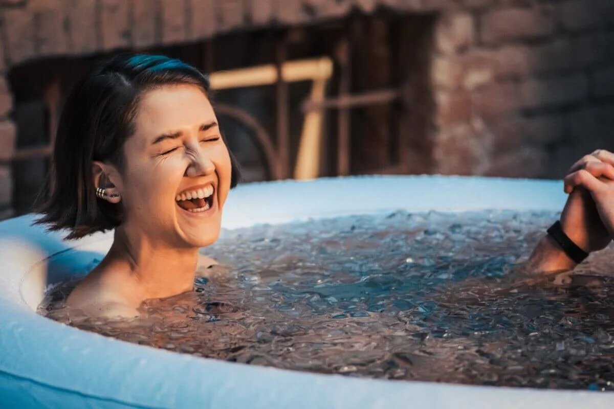 Bagno ghiacciato: benefici, rischi e cosa succede davvero al corpo