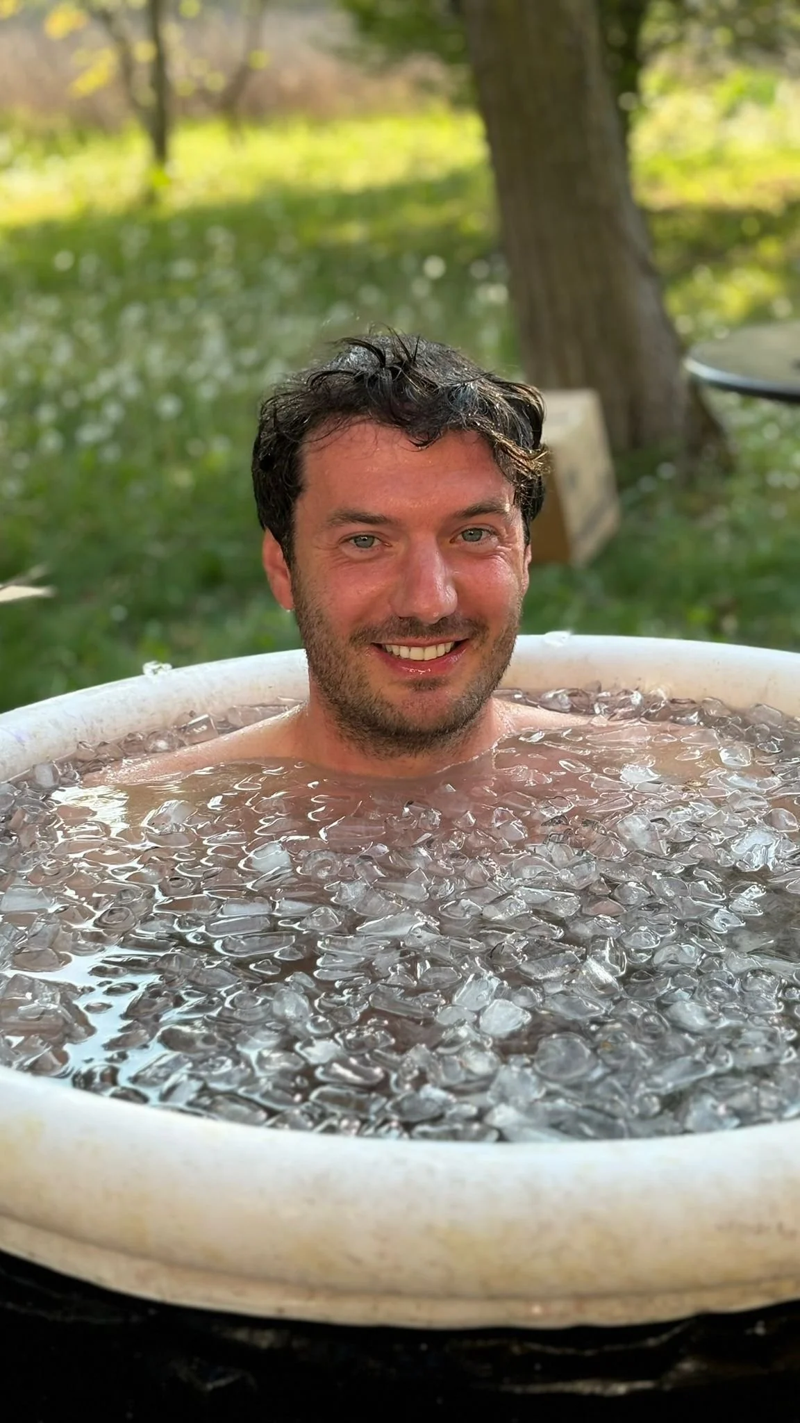 partecipante metodo wim hof parma in una vasca di ghiaccio