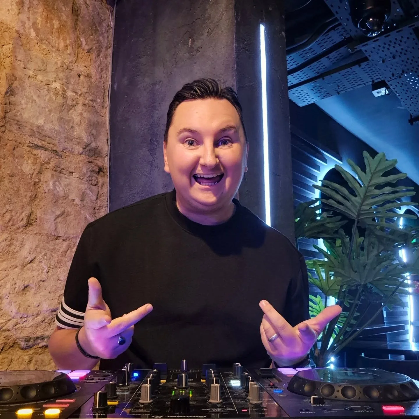 Little change of vibe tonight. DJing at @moskitoglasgow for a private event 🎧🙌🏻