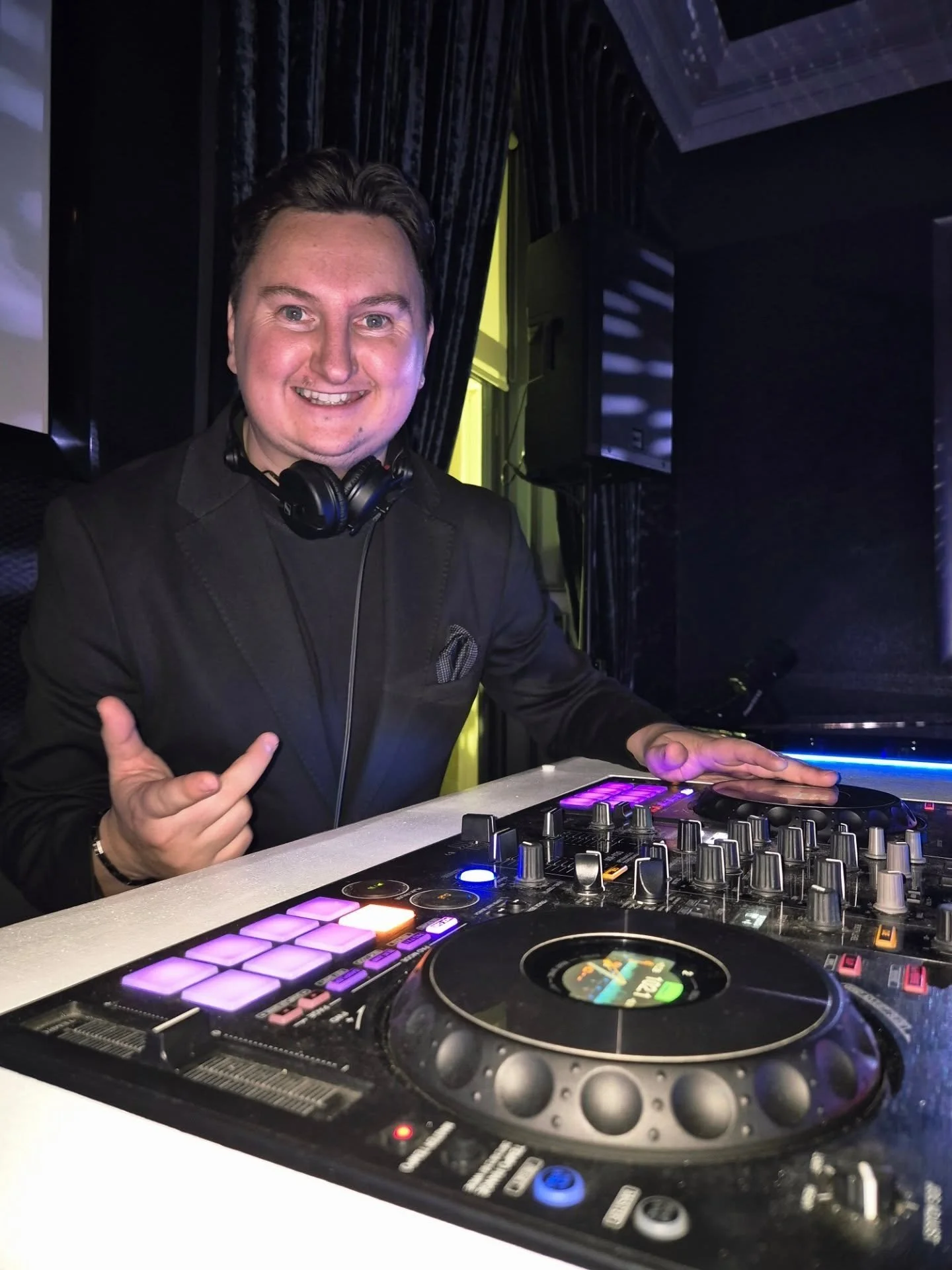 First gig with the new DJ Booth 🤩
Full build process on my insta highlights.