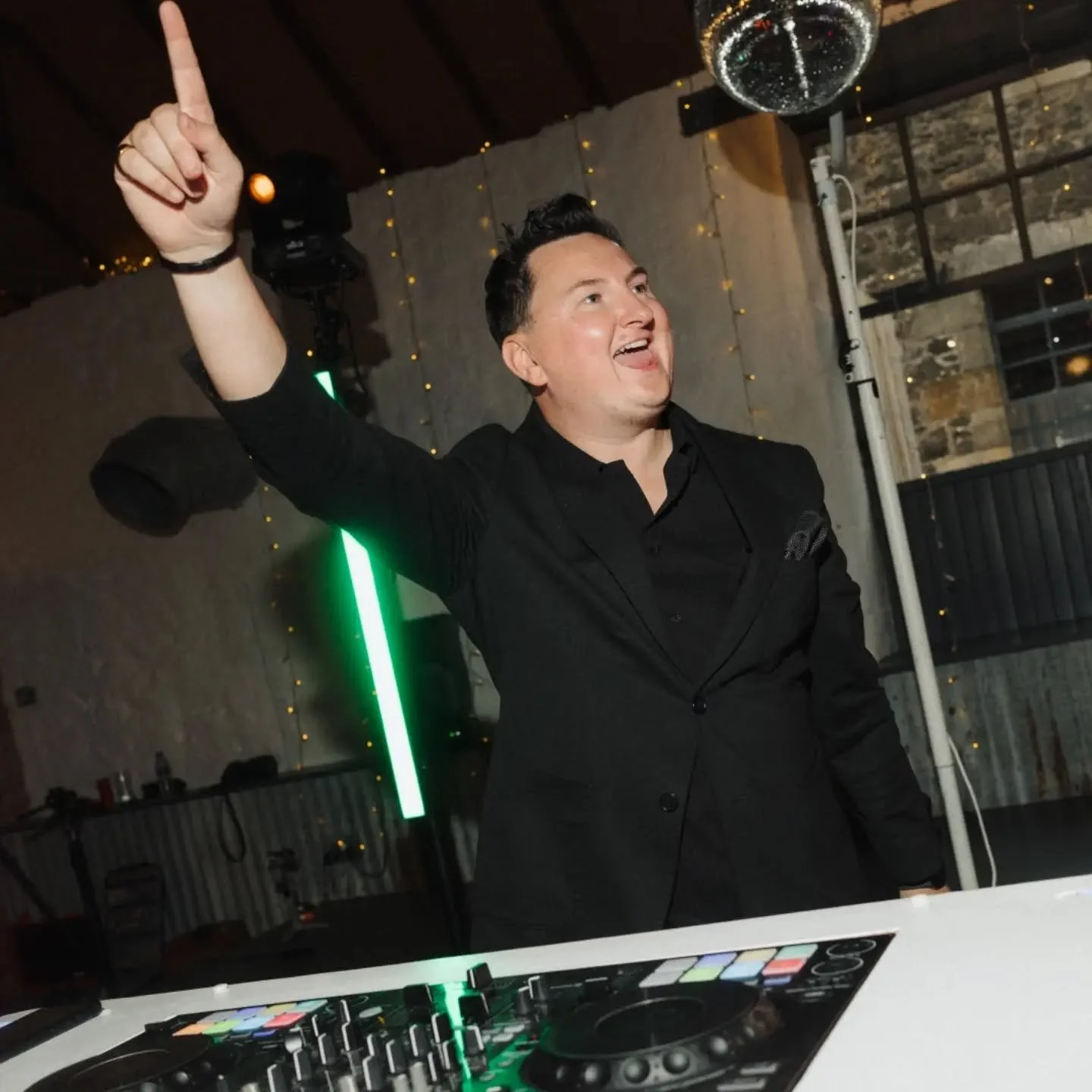 8 STAGES. ONE UNFORGETTABLE DAY. 🪩

Every wedding has its moments.

The build-up.
The entrance.
The chaos.
The speeches.
The anthems.
The first dance.
The party.
And finally&hellip; one last song.

We're breaking down a wedding night into 8 unforget