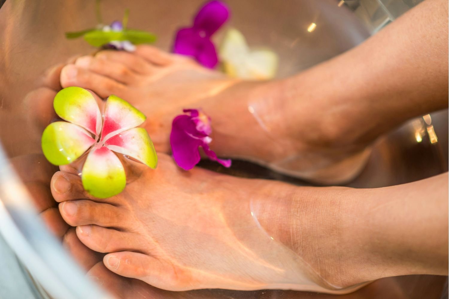 pedicure voeten in water met bloemetjes