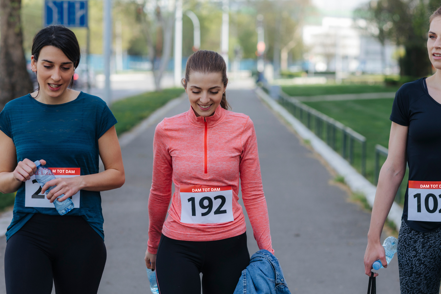 Dam tot Damloop Drie hardlopers bereiden zich voor met met loperswol wandelwol