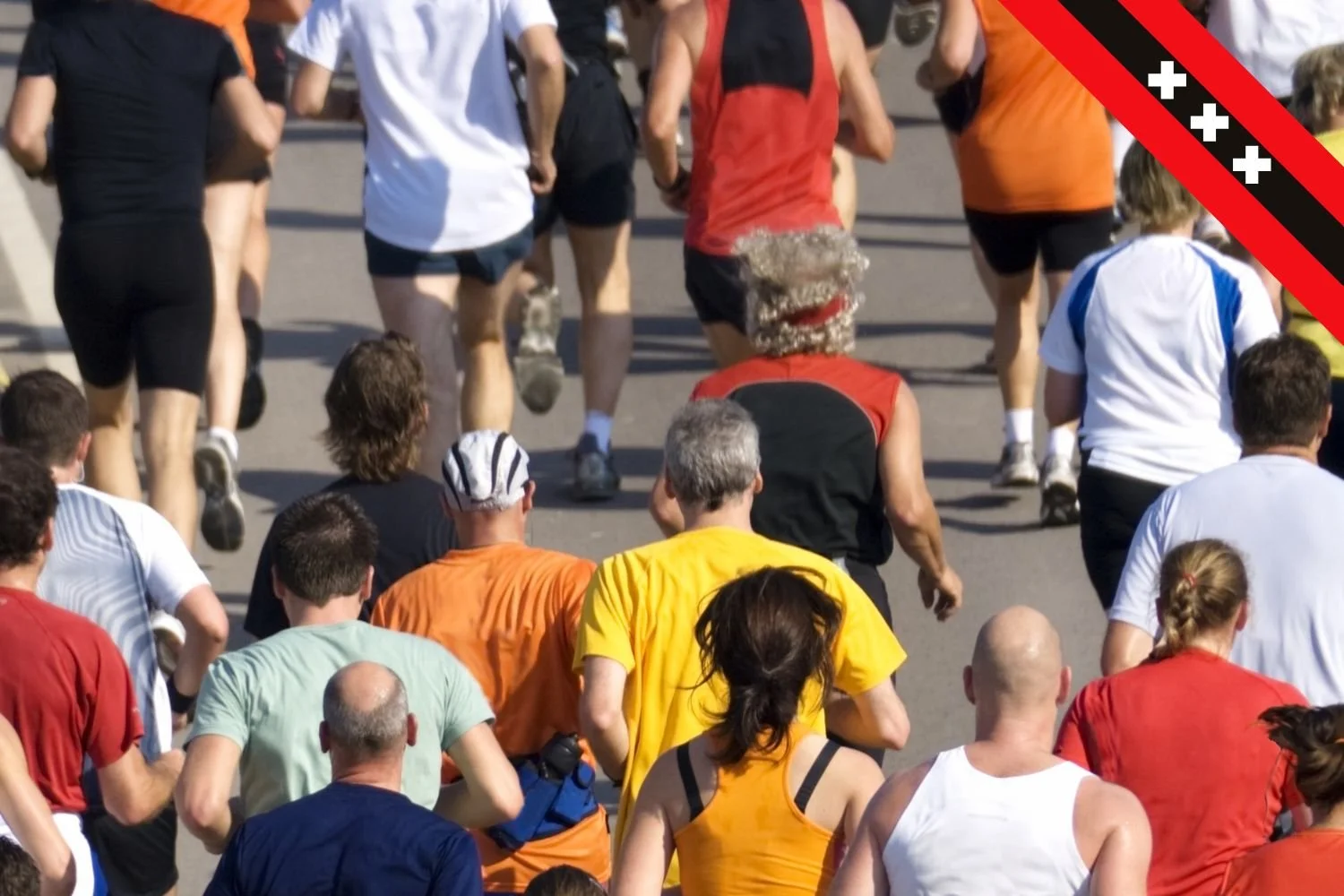 Dam tot Damloop Deelnemers rennen in Amsterdam, op weg naar Zaandam loperswol wandelwol