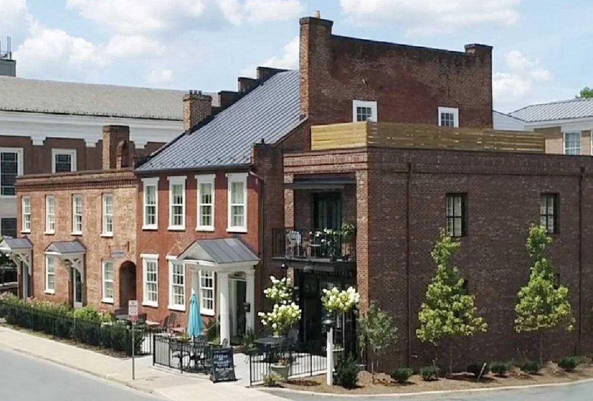 Red Hub Catering at Dinsmore Inn, Charlottesville Virginia. UVA, virginia weddings, private events, bed and breakfast, and live music.