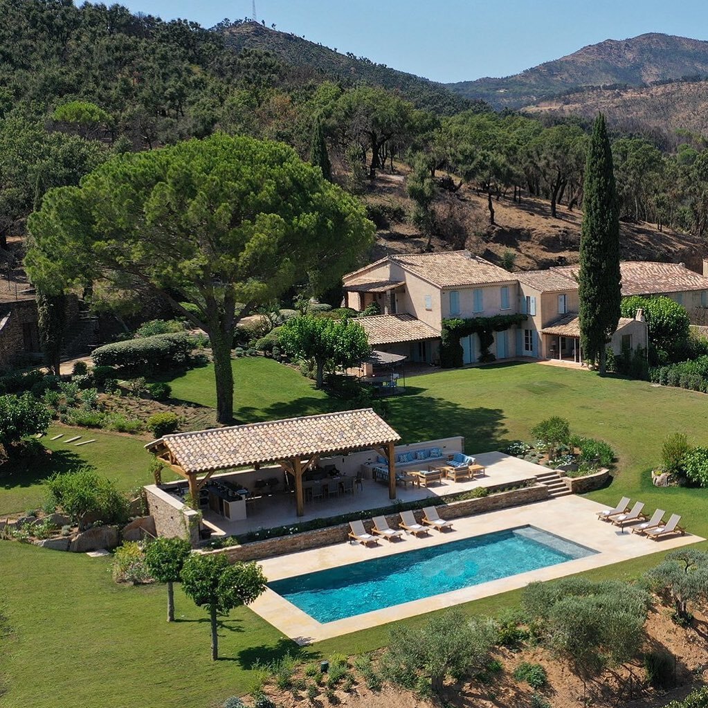 R o s &eacute; / tinted glasses are not required at this stunning family owned villa, ideally located close to Grimaud and St Tropez.

A 5 bedroomed house with a large terrace and pool house with kitchen, seating area and large dining area;  all over