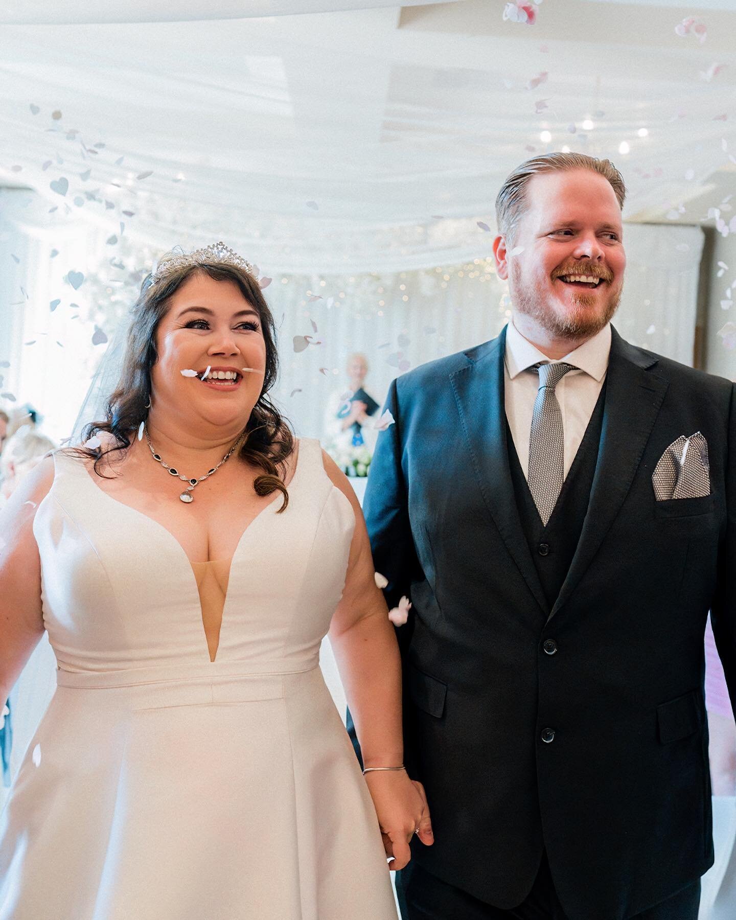 Leanne and Dave took their love game to a whole new level with a mind-blowing confetti shot during their indoor ceremony at @the_grand_torquay 🎉

I was living for it, capturing their pure joy and excitement as they kicked off this epic journey toget