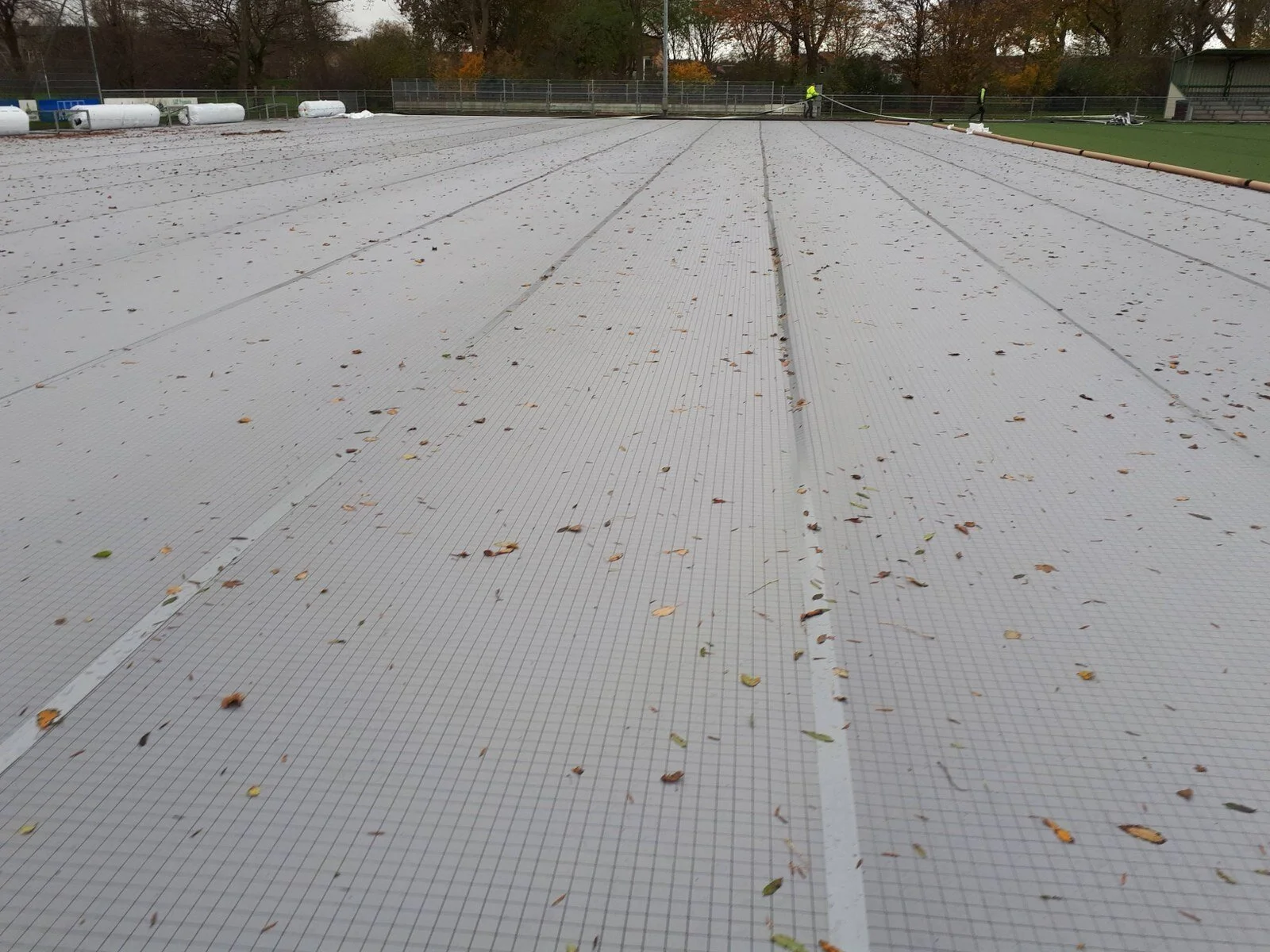 Kunstgras renovatie in de winter in de Gemeente Zoeterwoude