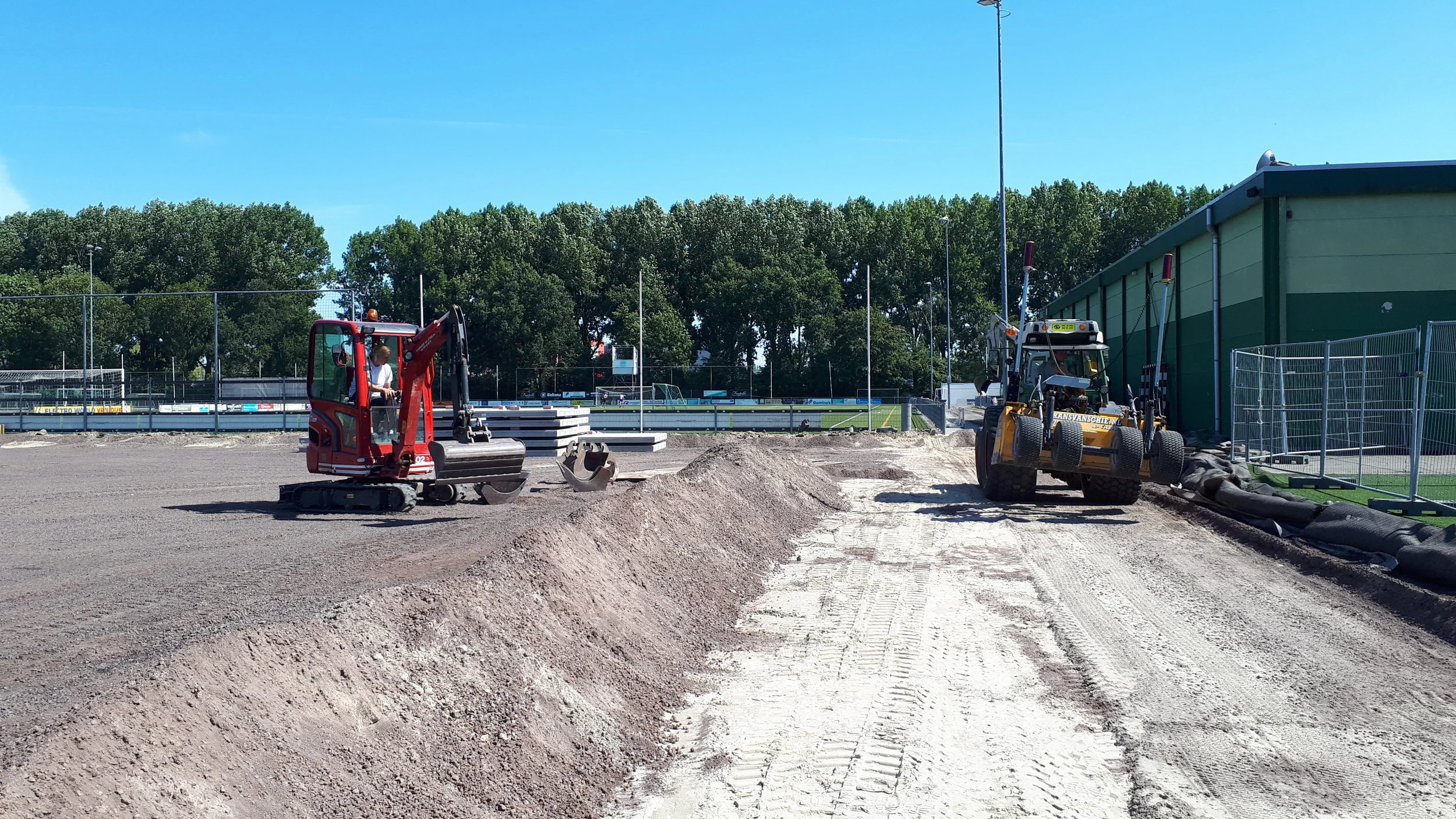 Renovatie kunstgras voetbalveld 5 op sportpark De Groene Wijdte