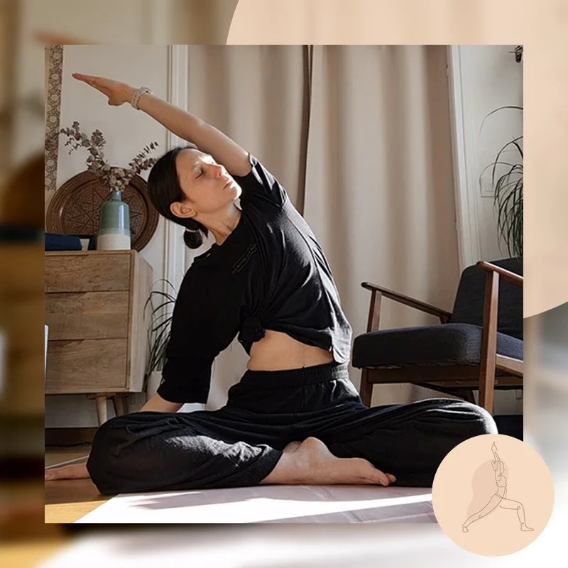 Femme pratiquant le yoga en position de flexion latérale assise.