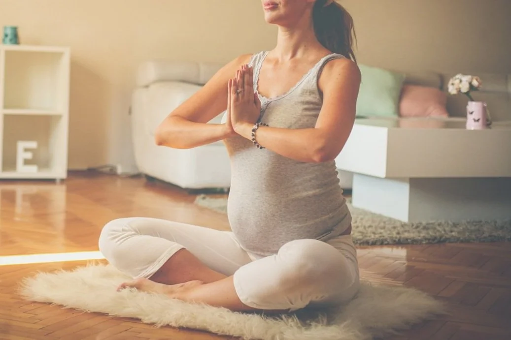 Femme enceinte pratiquant un cours de yoga