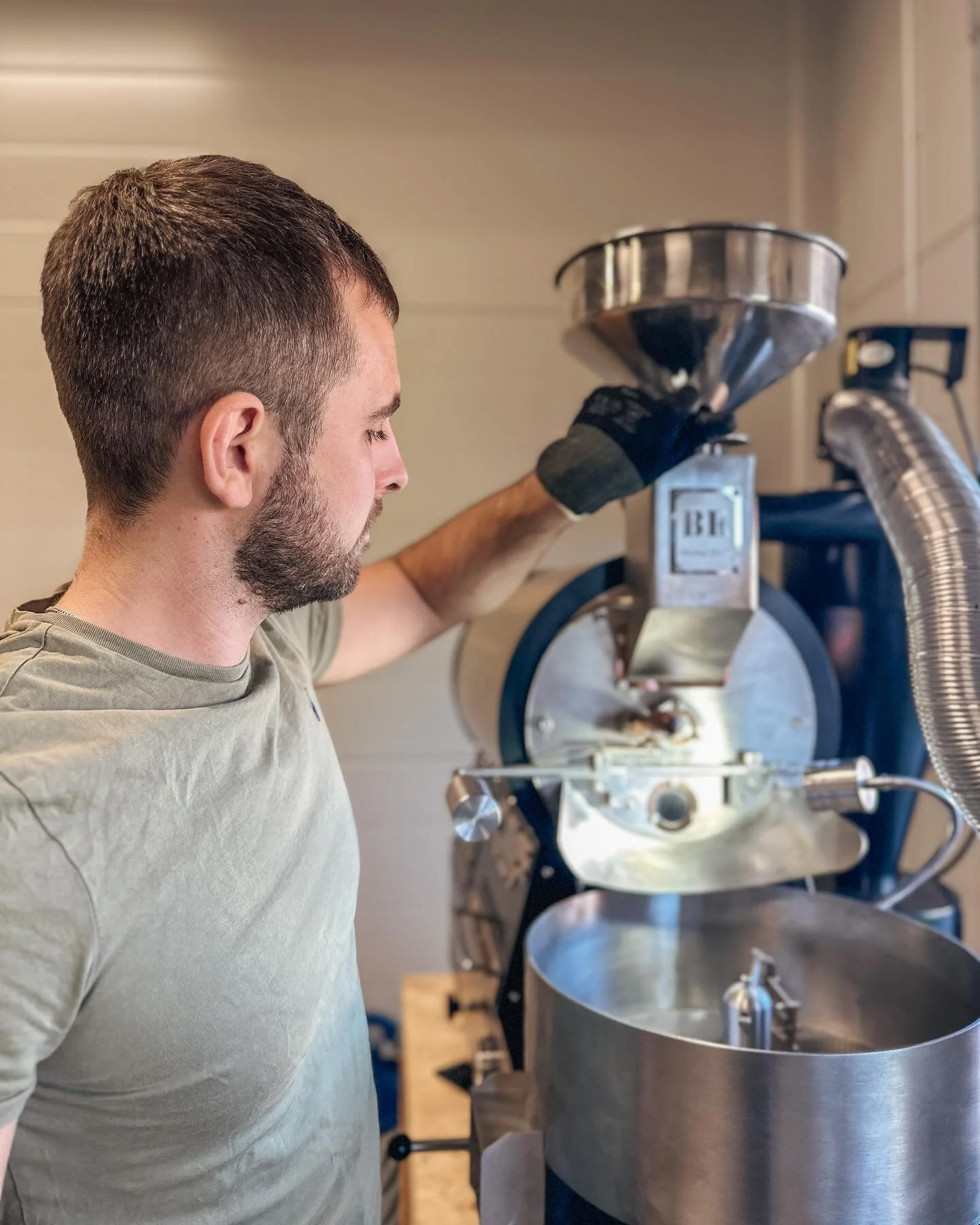 F&ouml;rbereder rostning😍

Nu &auml;r hemsidan live och man kan in och best&auml;lla om man vill testa v&aring;rat kaffe🙌🏼

#cosmocoffee #kafferosteri #kaffe #coffee