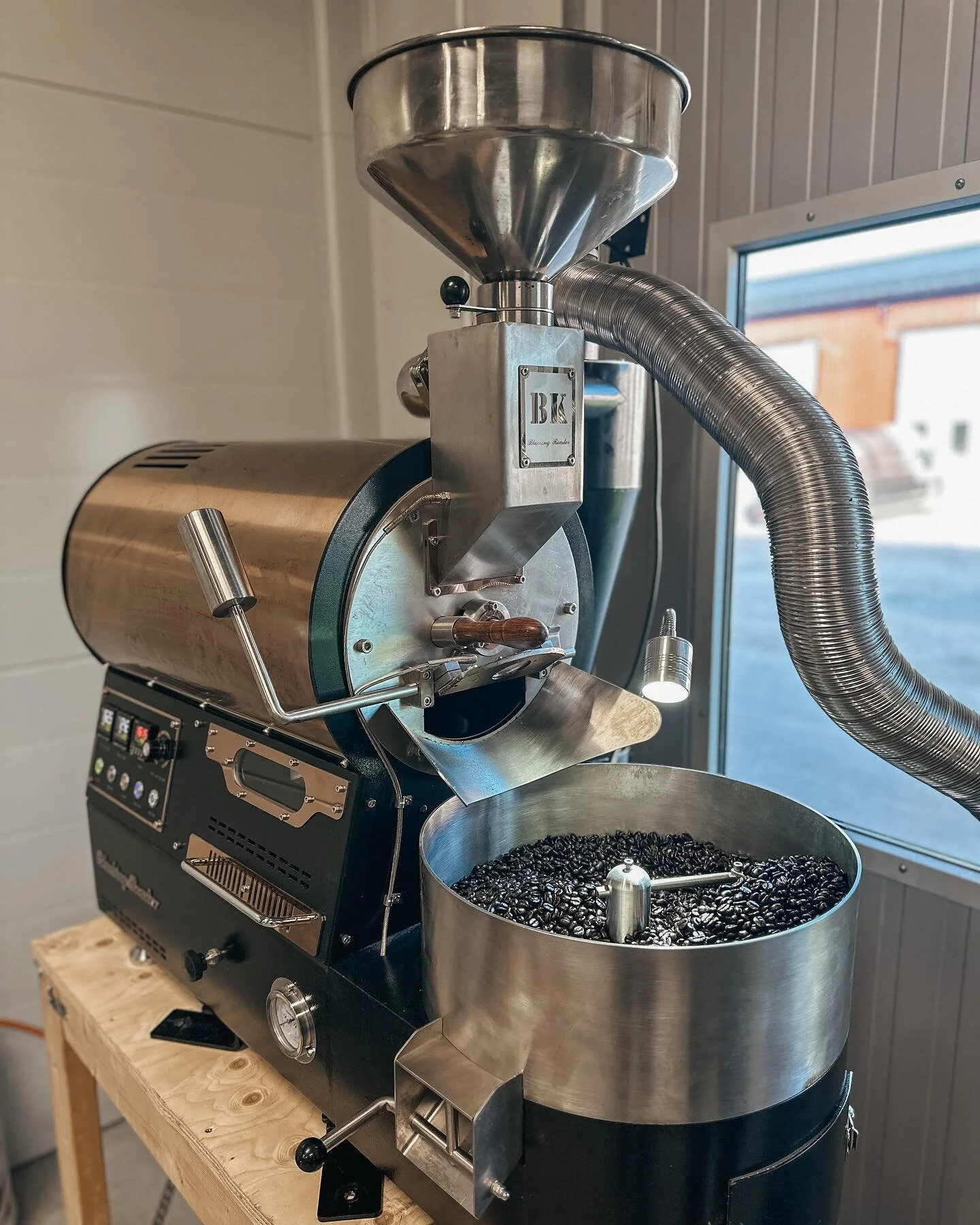 Rostmaskinen jobbar p&aring; f&ouml;r fullt. Mumsigt kaffe p&aring;v&auml;g ut 😍✨ 

#kaffe #cosmocoffee #kafferosteri #rosteri #rostmaskin #barista #kaf&eacute;