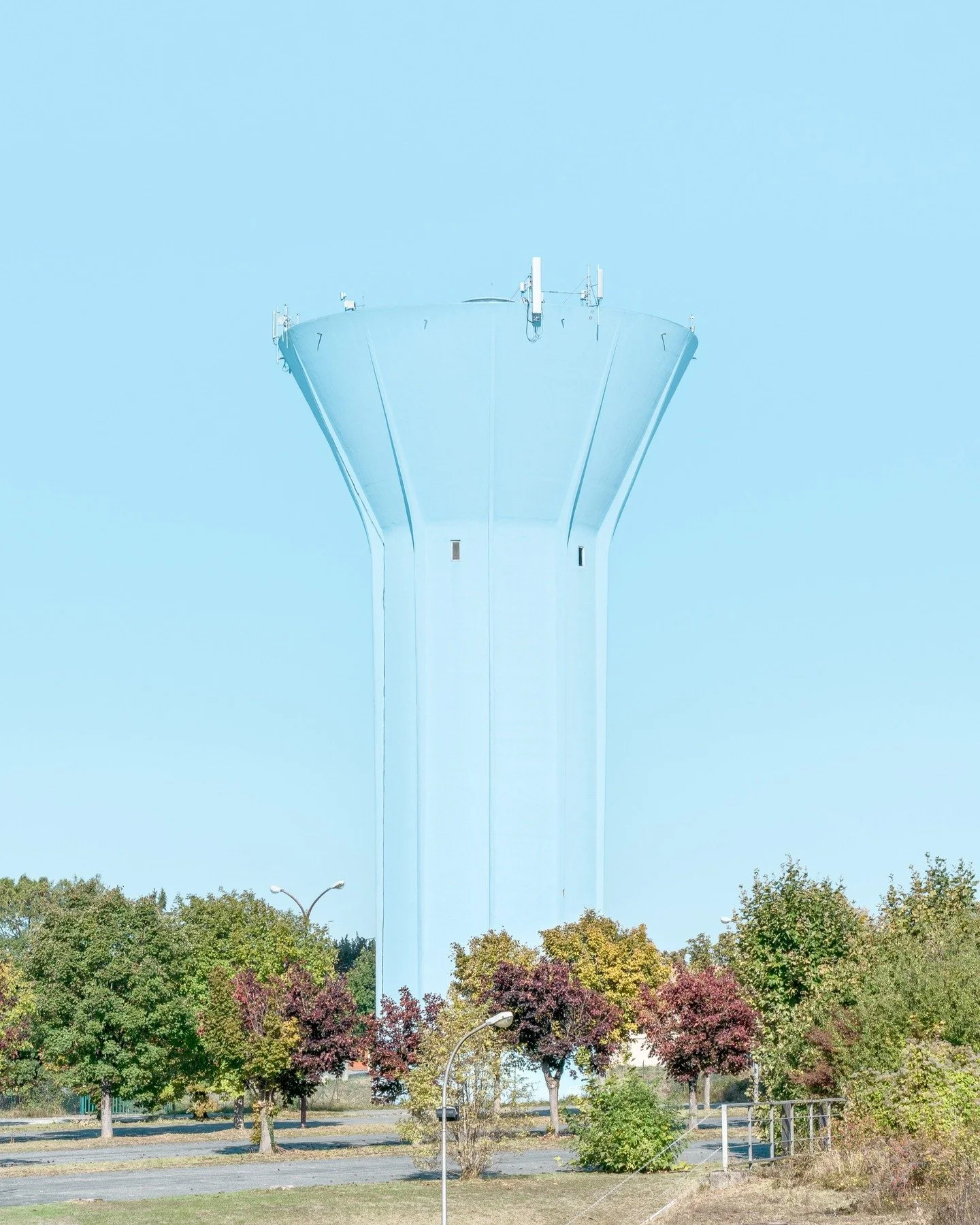 With a background in fundamental physics and a degree in aeronautical engineering, Tommy Goguely first started as a self-taught photographer before enrolling at the Bordeaux School of Fine Arts, where he developed a more conceptual approach.

Influen