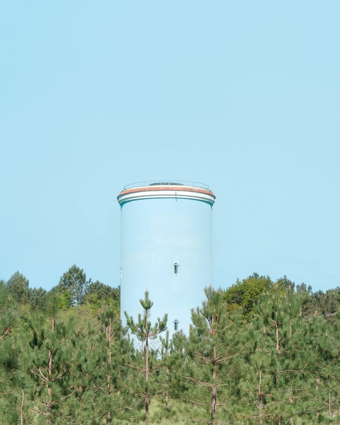 With a background in fundamental physics and a degree in aeronautical engineering, Tommy Goguely first started as a self-taught photographer before enrolling at the Bordeaux School of Fine Arts, where he developed a more conceptual approach.

Influen