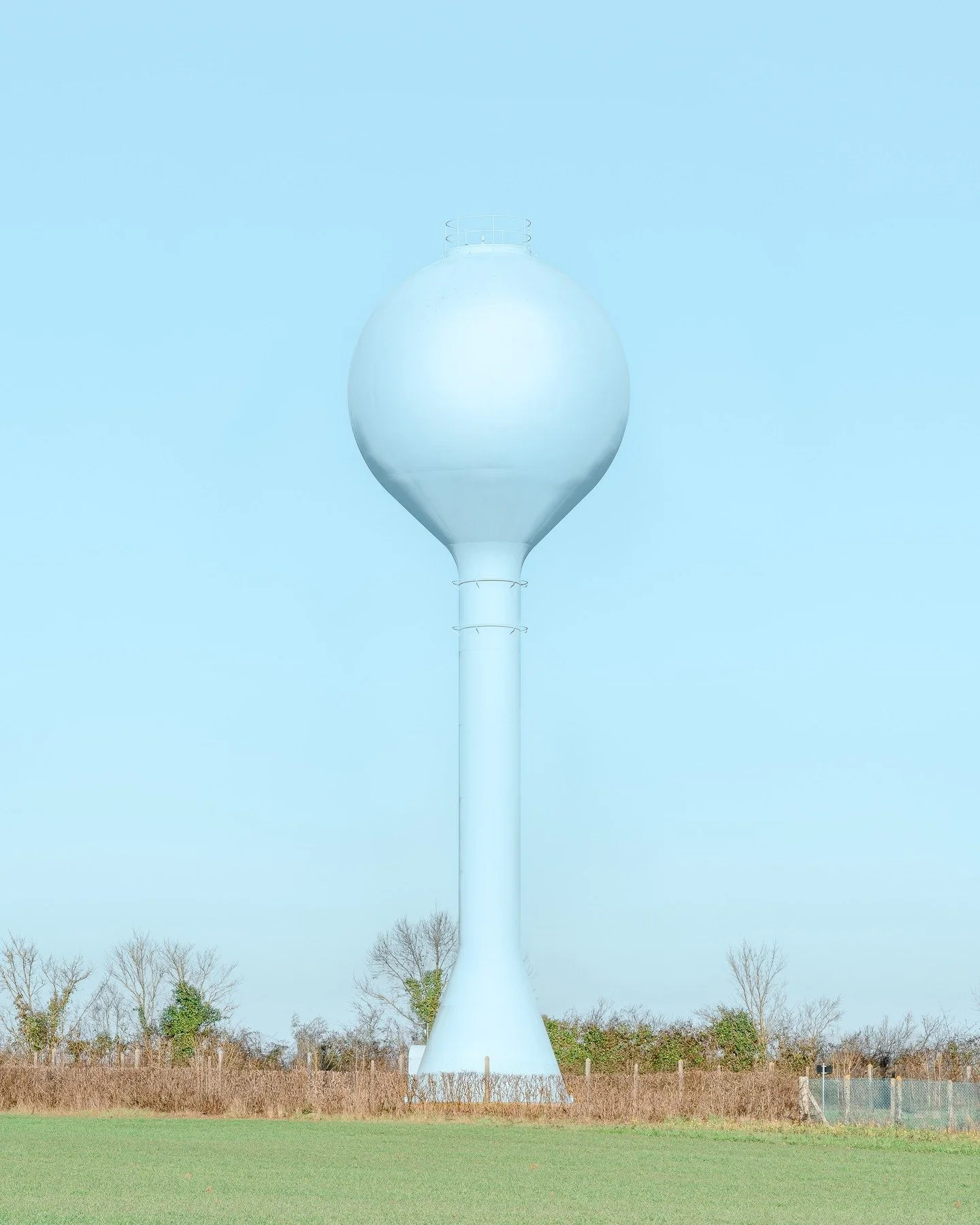 With a background in fundamental physics and a degree in aeronautical engineering, Tommy Goguely first started as a self-taught photographer before enrolling at the Bordeaux School of Fine Arts, where he developed a more conceptual approach.

Influen