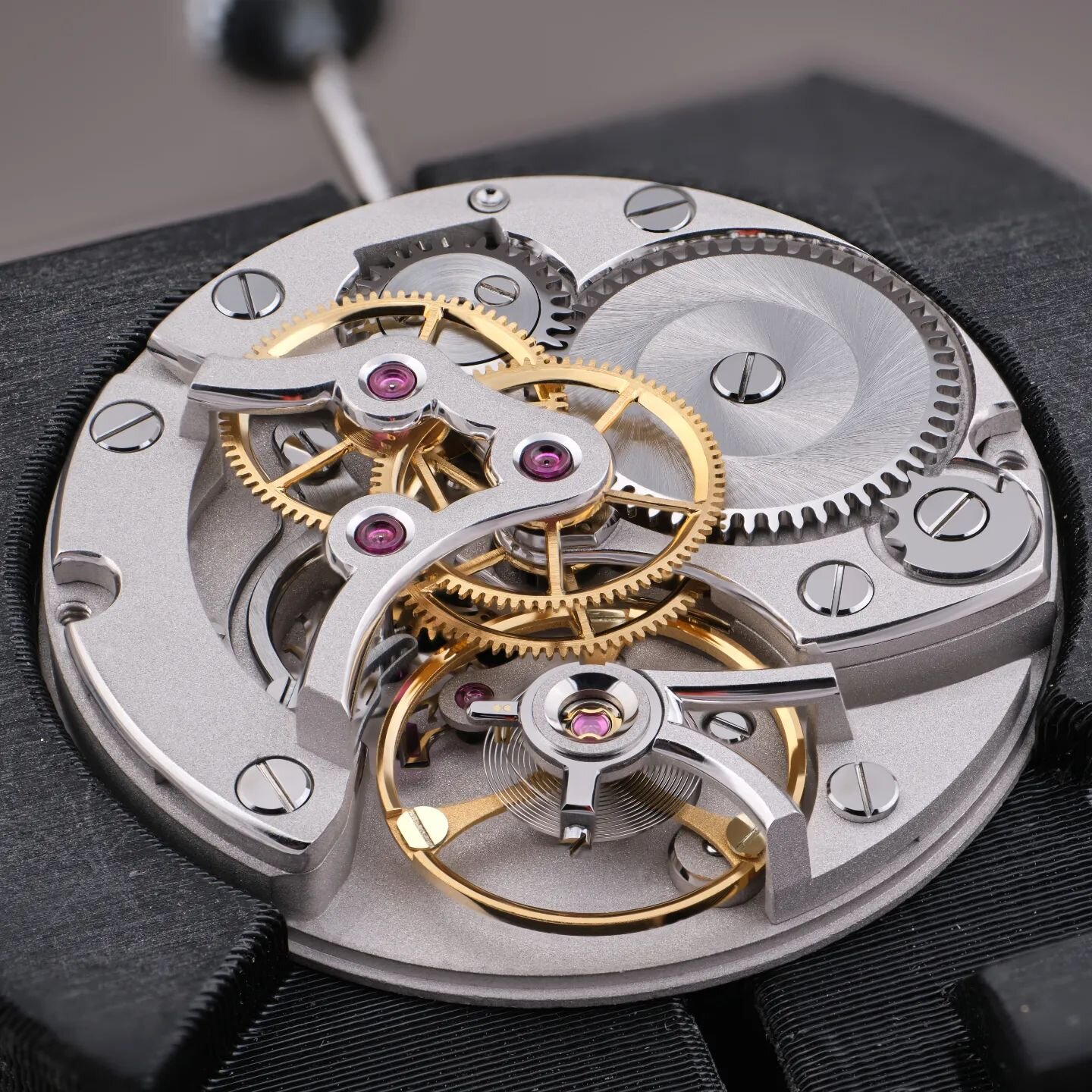 Our very first movement: JU26-01. What do you think about this architecture?

For any detailed informations and orders: info@junge-uhrmacher.de

Photo by @roykohlsdorf&nbsp;

#junge #jungeuhrmacher #prestige #independentwatchmaking #watchmaker #watch