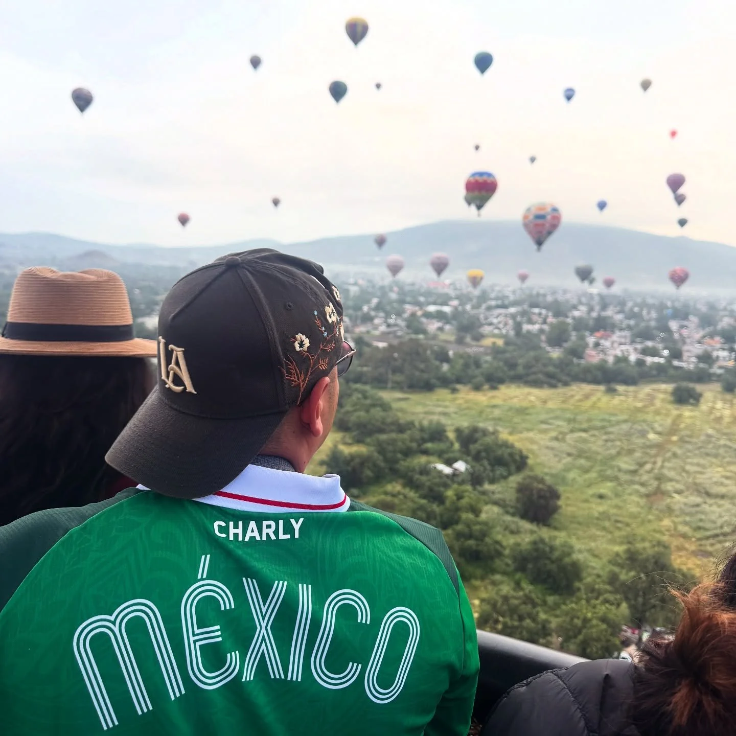 Watching the sunrise over Teotihuac&aacute;n... it doesn't get much better than that ✨
➡️One of the experiences on our Mexico City tour! 

#travel #mundial #mundialecotours #mundialtours #cdmx #mexico #mexicocity #teotihuacan #pyramidofthesun #ruins 