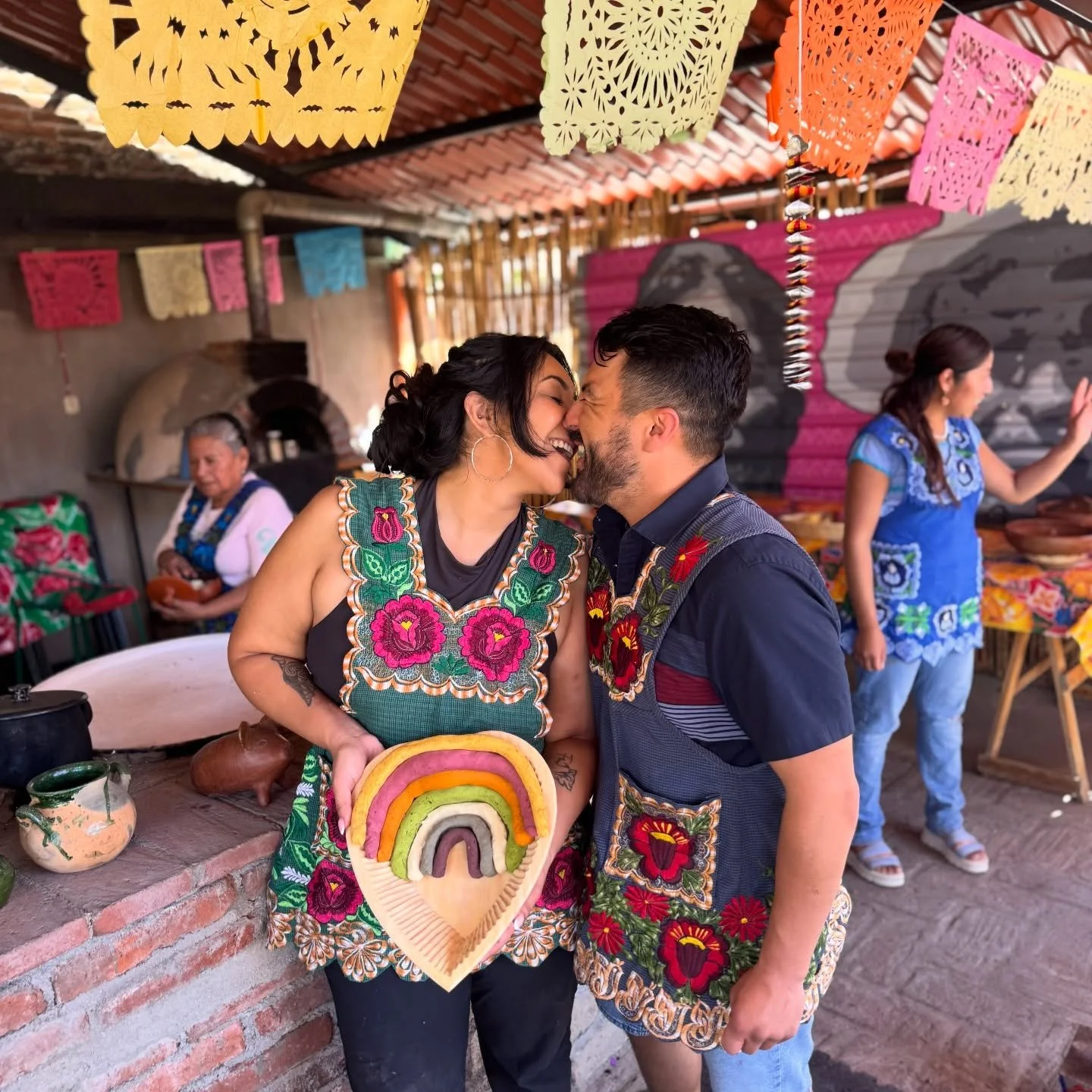 Kiss first. Make mole after! We had an incredible time yesterday making rainbow tortillas and mole negro in Oaxaca with this cutie couple here on a private tour! 🌈 
#traveloaxaca #guidedtours #supportindigenousbusiness #zapotectravelbylily #mundiale