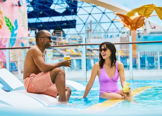 wonder-of-the-seas-royal-caribbean-pool-deck-cocktails-tanning-1-640x460.webp