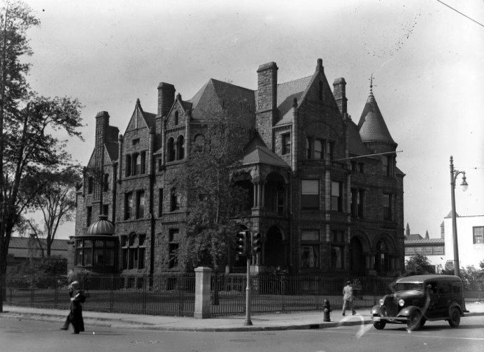 whitney-mansion-at-woodward-and-canfield.-c.-1930.-burton.jpg