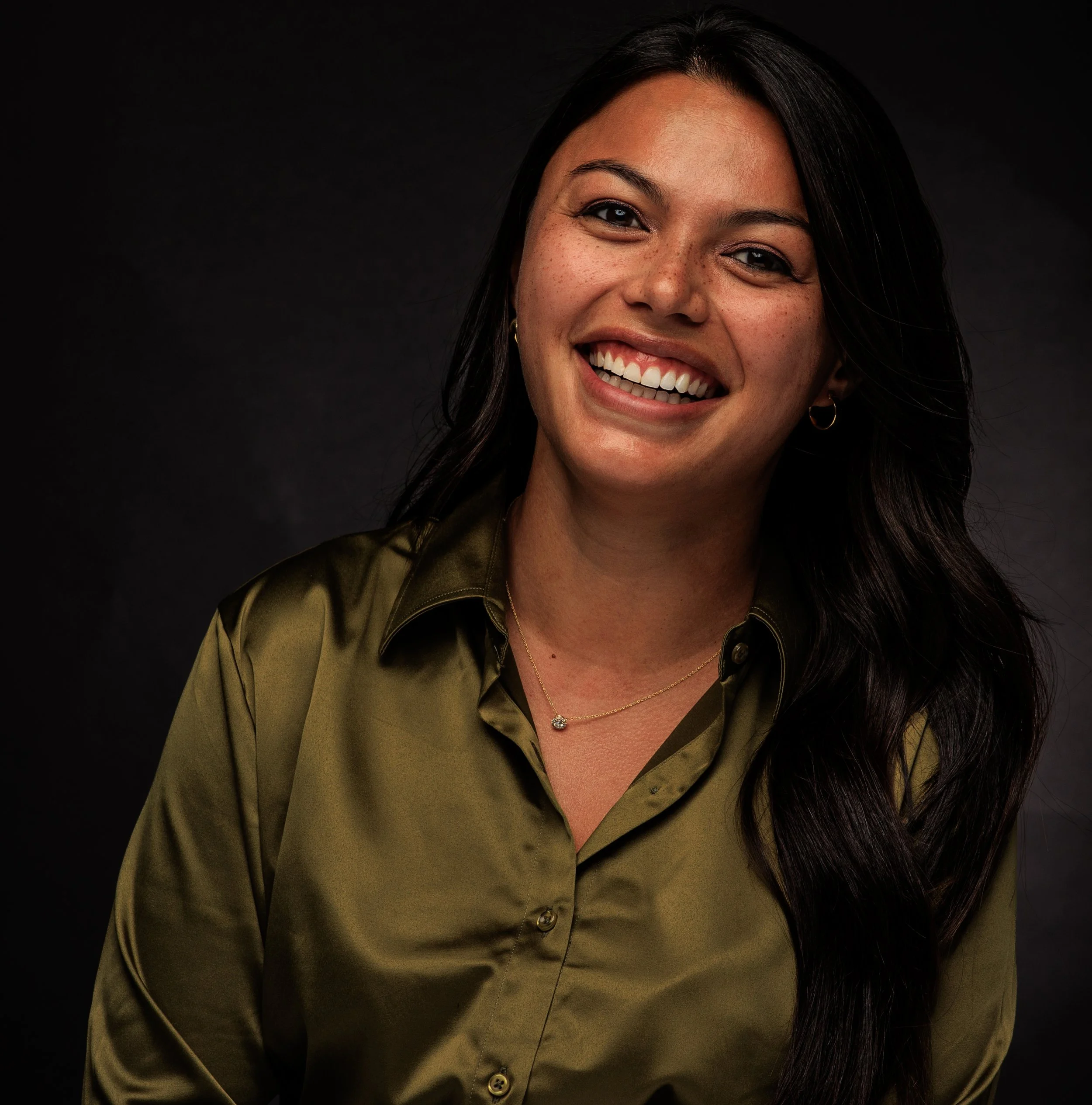 a headshot of daniella mohazab, burnout therapist in los angeles and san francisco