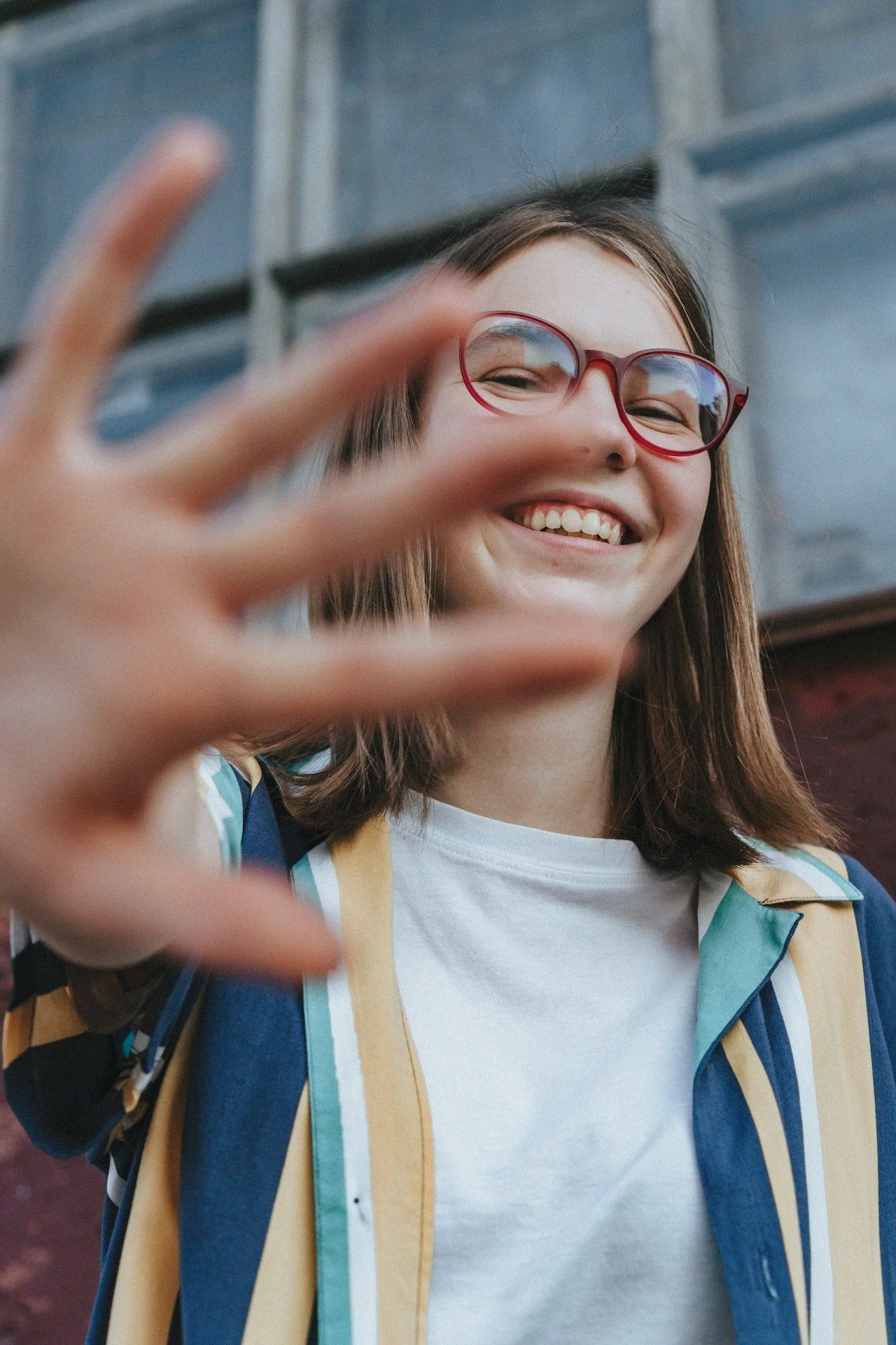 Smiling teenager representing online teen therapy in San Francisco