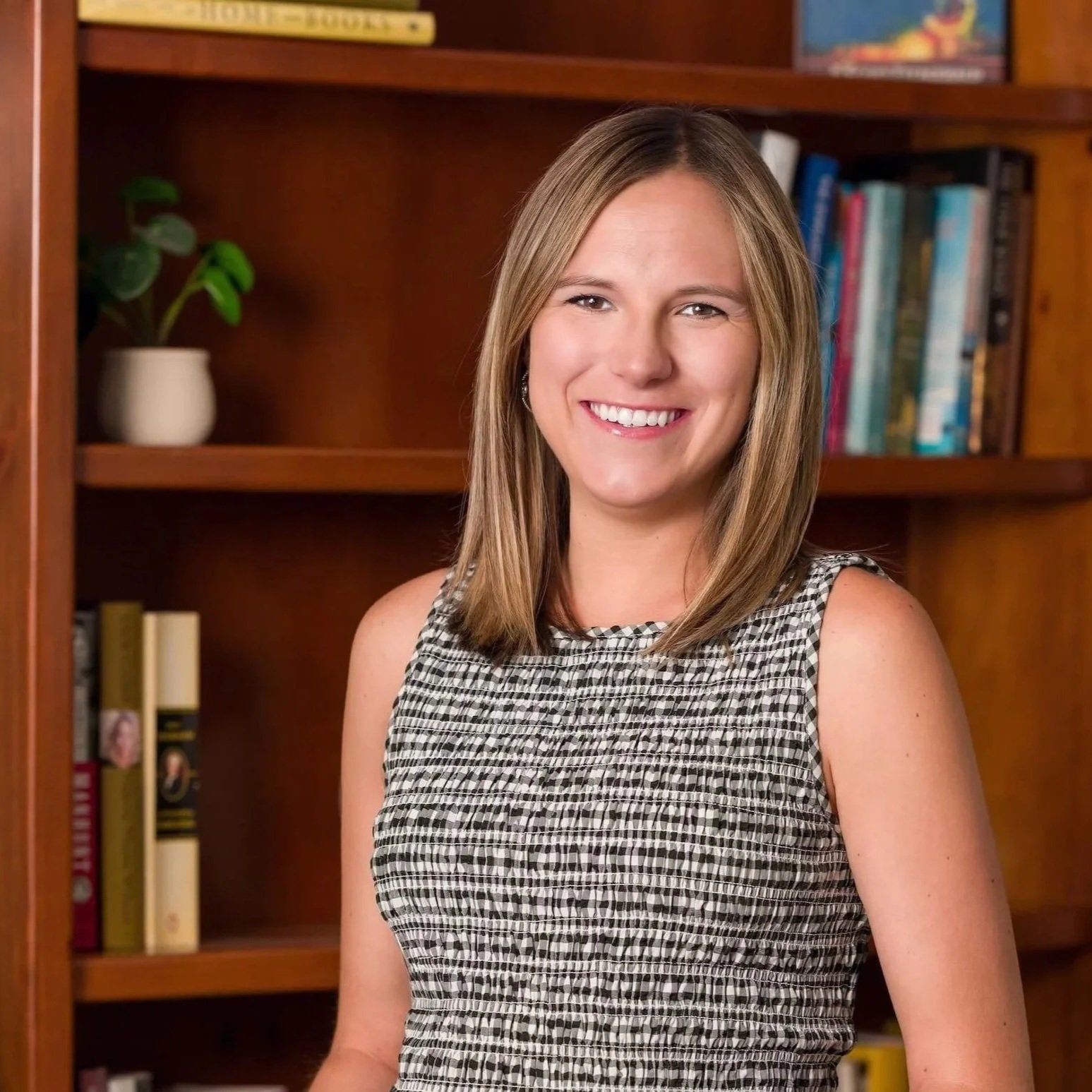 a headshot of alexis harney emdr therapist in los angeles & san francisco for trauma therapy and therapy for millennials wearing a salmon colored blazer
