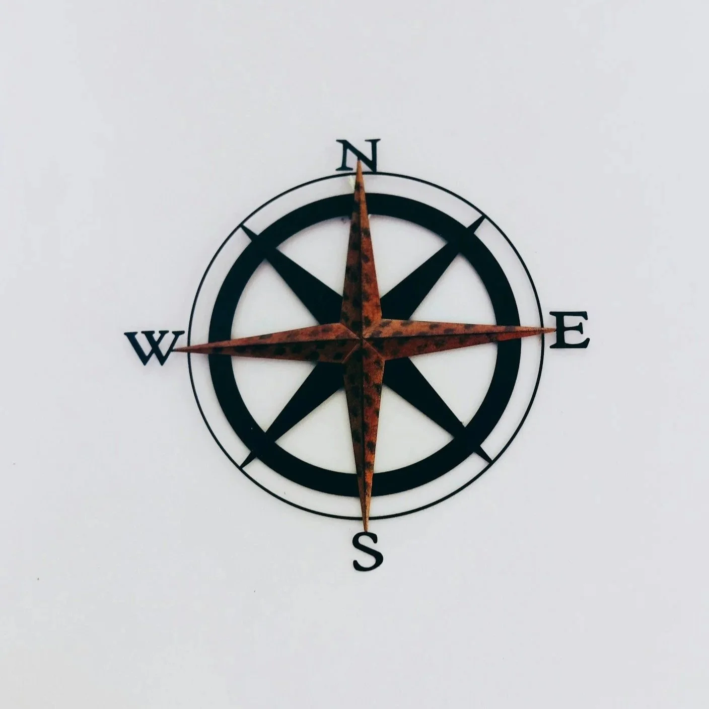 a compass symbol  representing the start of emdr therapy intensive san francisco or los angeles with a great emdr therapist