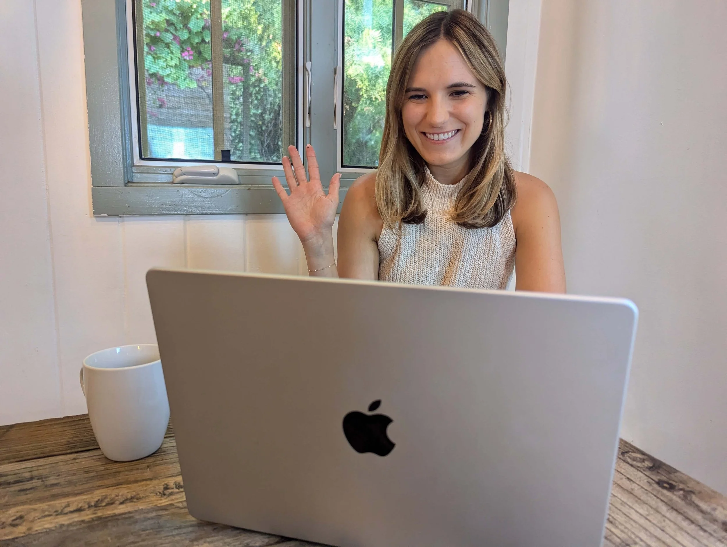 alexis harney licensed teen therapist smiling at her laptop representing a skilled teen therapist offering therapy for teenagers in los angeles and san francisco for anxiety and trauma