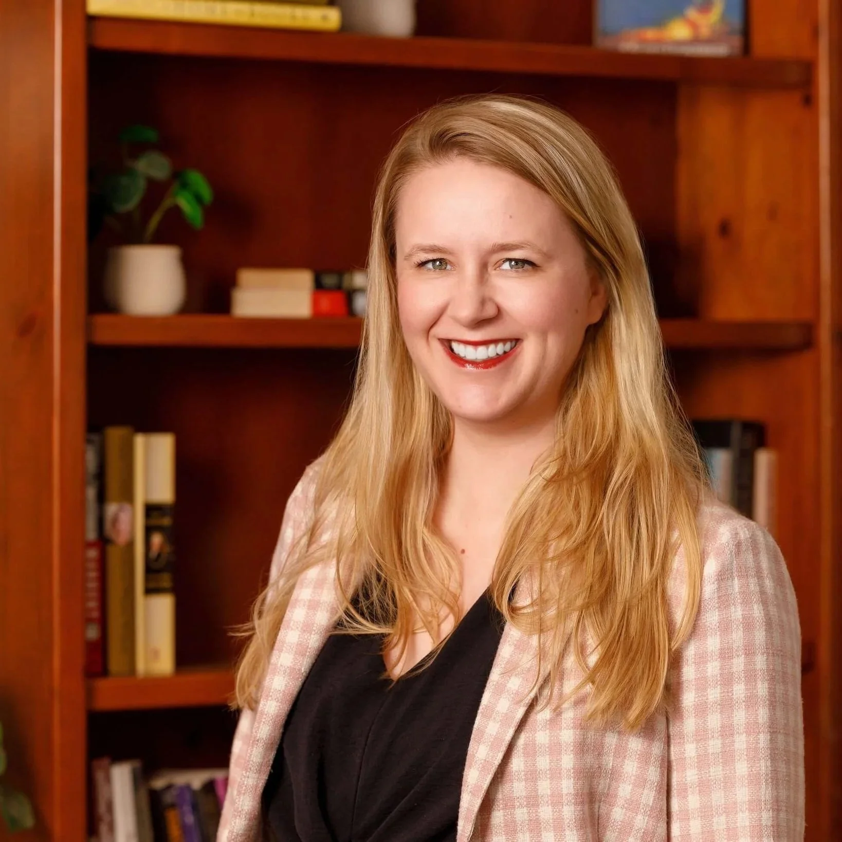 a headshot of Laurel van der toorn lesbian therapist in california & florida wearing a pink blazer offering therapy for lawyers and millennials. Laurel offers los angeles emdr therapy.