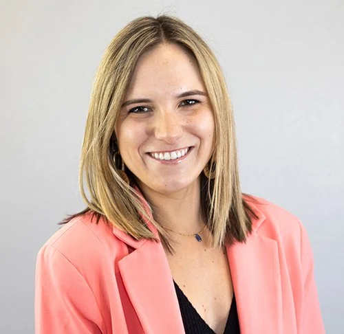 a headshot of los angeles burnout therapist alexis harney