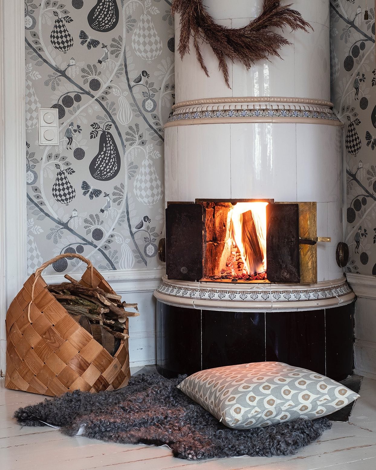 Wallpaper treasures 🤍 We love colour and Christmas warmth at home with magical soft gray, blue and green 🌿is brilliant too, don&rsquo;t you think? #scandihome #Littlephant 
&bull;
Our #wallpaper is made in Sweden and designed by Camilla Lundsten in