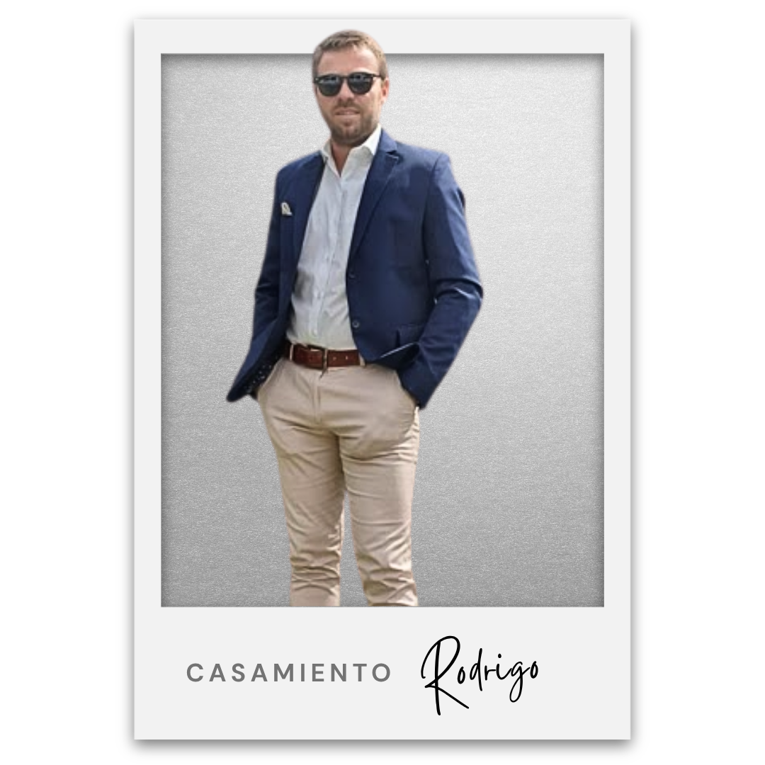 Hombre con gafas de sol, blazer azul, camisa blanca y pantalones beige, de pie con las manos en los bolsillos, en un fondo gris, con texto en la parte inferior que dice 'Casamiento Rodrigo'. Rodrigo Guevara
