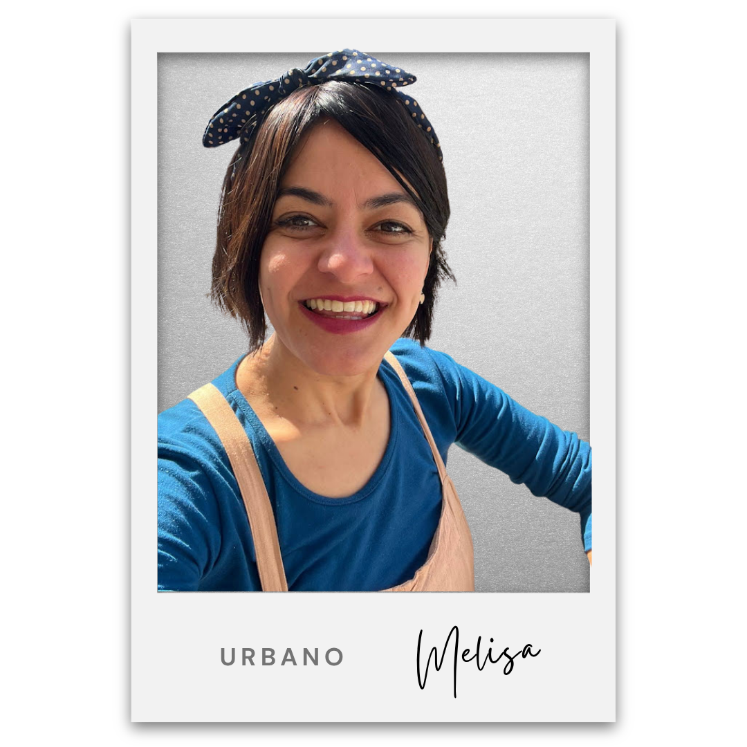 Retrato de una mujer sonriendo, lleva una diadema azul con puntos blancos, camiseta azul y un overol color caramelo, fondo gris. Texto en la parte inferior: 'Urbano' y 'Melisa'. Melisa Diaz Acuña