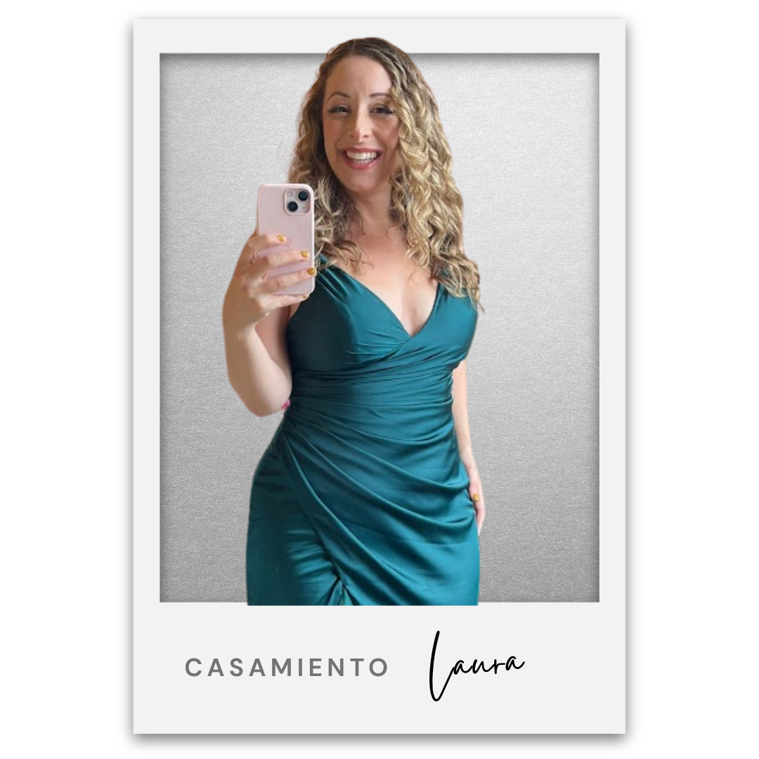 Mujer sonriendo en un vestido azul tomando una selfie con teléfono móvil, en un marco tipo póster que dice "Casamiento Laura". Laura Marks