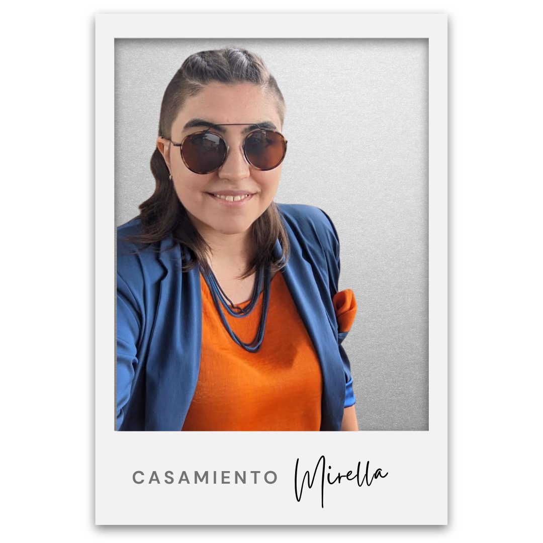Retrato de una mujer con gafas de sol oscuras y cabello rubio oscuro, usando chaqueta azul y camiseta naranja, sonriendo. Fondo gris. Texto en la parte inferior: "CASAMIENTO Mirella". Mirella Rodrigues do Amaral