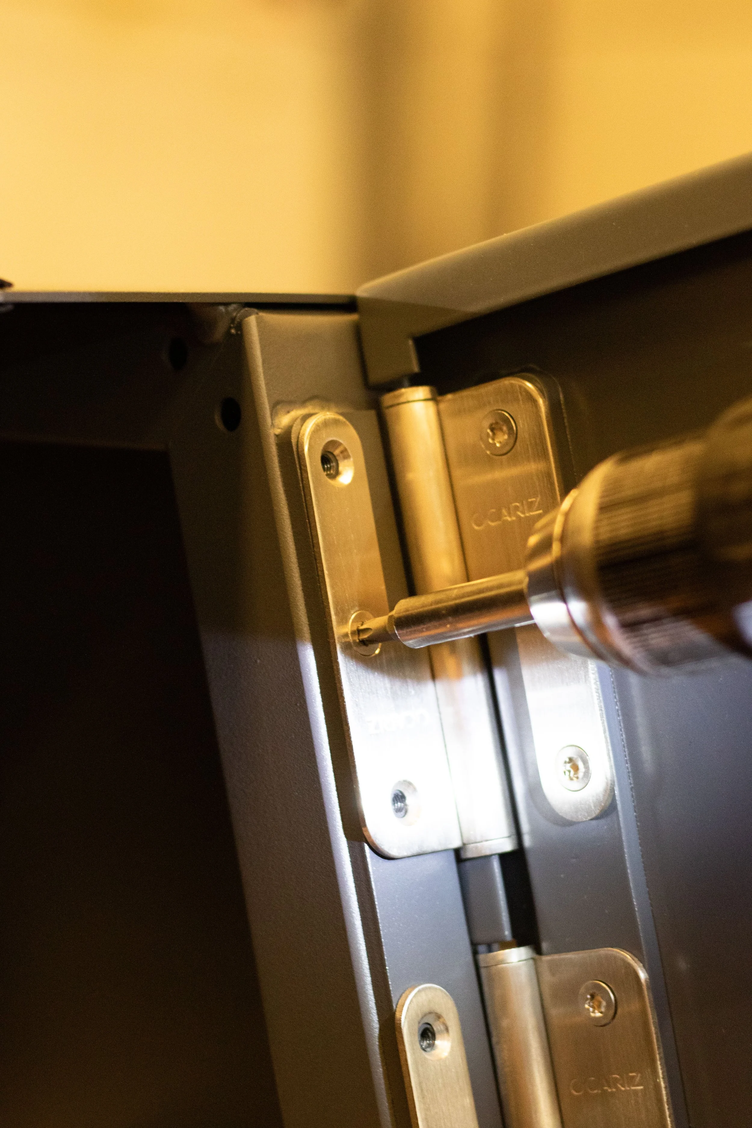 Cerradura de engranaje en una puerta de metal de un Aparcapatinete
