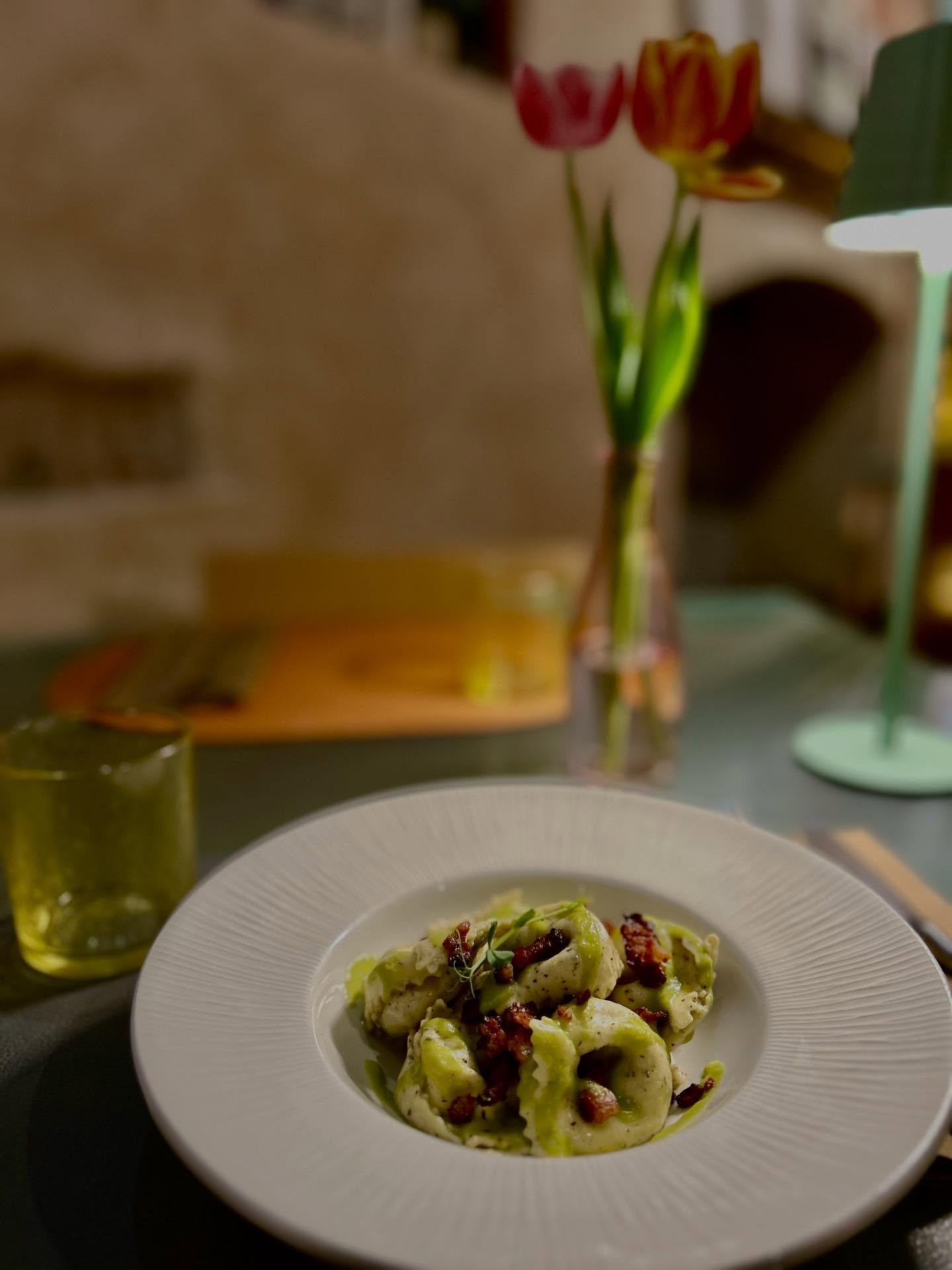 Chiamalo comfort food, chiamalo coccola, chiamalo puro godimento 😍

Agnolotti dal generoso ripieno tradizionale di carne, vellutata di asparagi verdi, pancetta affumicata croccante, germogli di piselli

🚨 Disponibile solo per poche settimane, corri