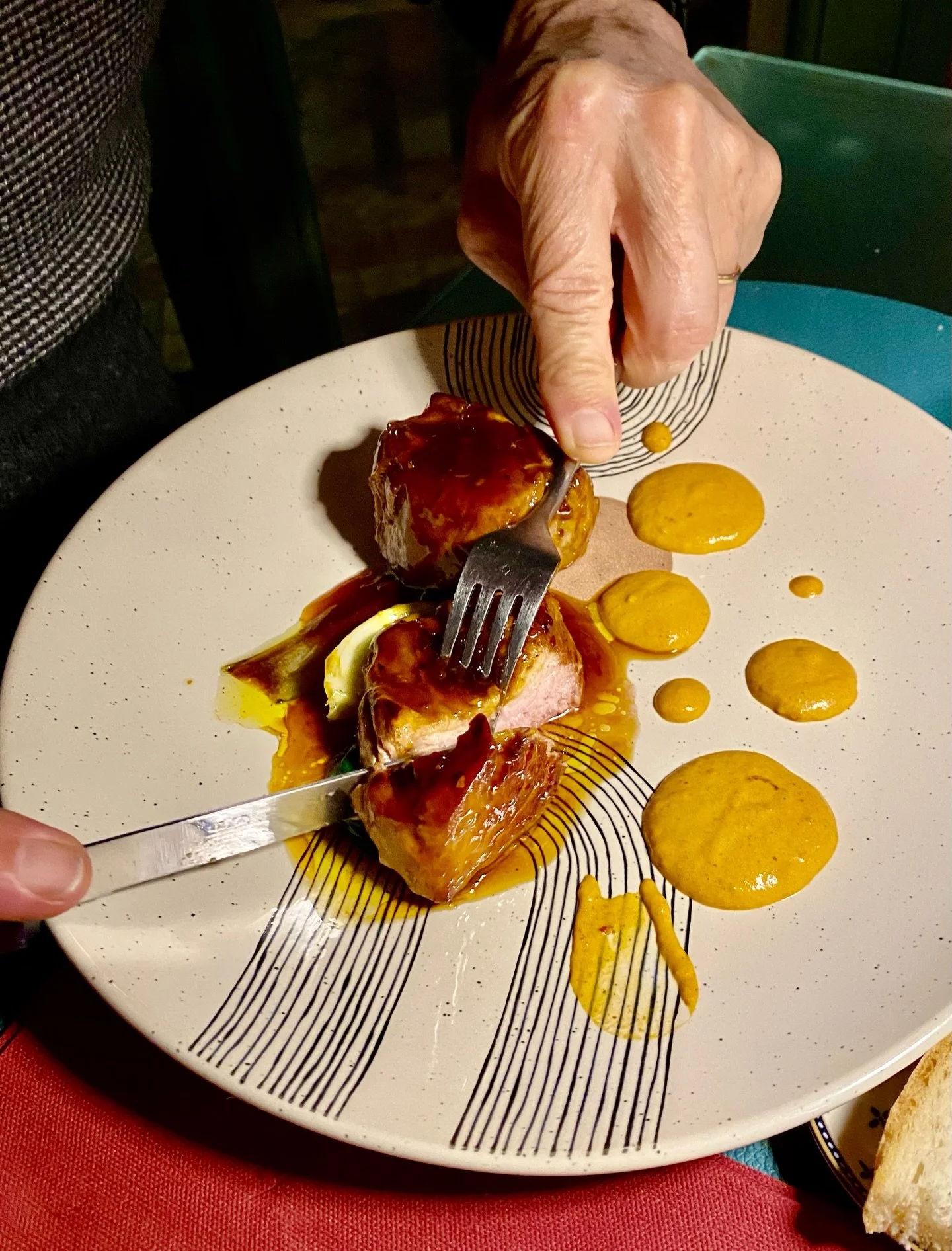 Se sono 1138 giorni che questo piatto &egrave; presenza fissa nel nostro men&ugrave;, un motivo ci sar&agrave; 😍

&ldquo;Maialino Raggiocorto&rdquo; 
Filetto di maiale (marinato a soia, zenzero e cumino) cottura su griglia e glassatura agrodolce + p