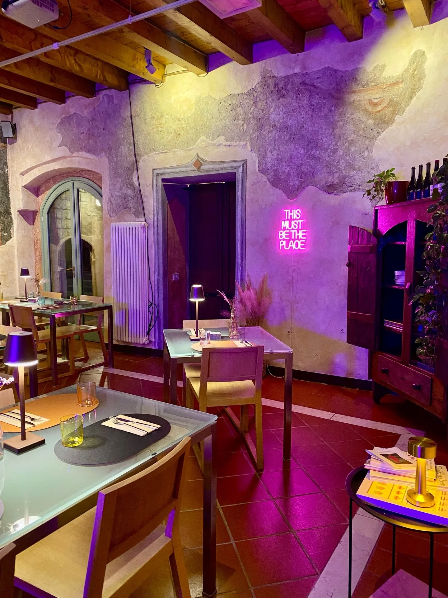 &ldquo;Feelin&rsquo; like home&rdquo; 

Un fugace bicchiere di vino e un piatto da condividere, una cena che va lunga tra piatti e bottiglie, quel drink a fine serata.

Ogni momento &egrave; buono per sentirsi a casa.
&mdash;
Mar - Sab 18-23
Dom 12-1