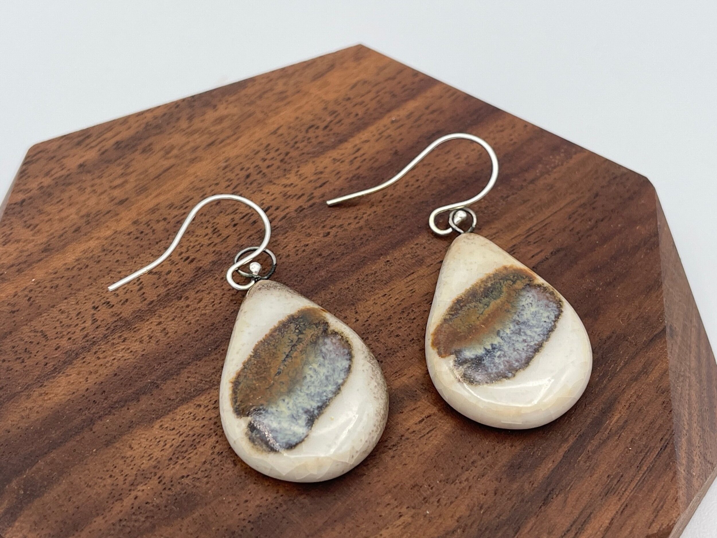 Teardrop earrings with blue and brown decorations