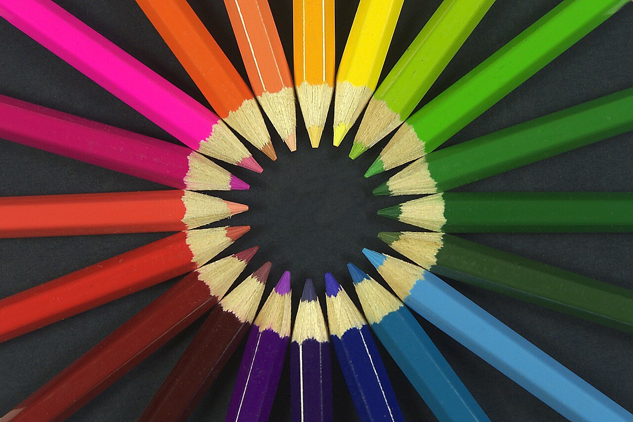 Coloring pencils arranged in a circle forming a color spectrum
