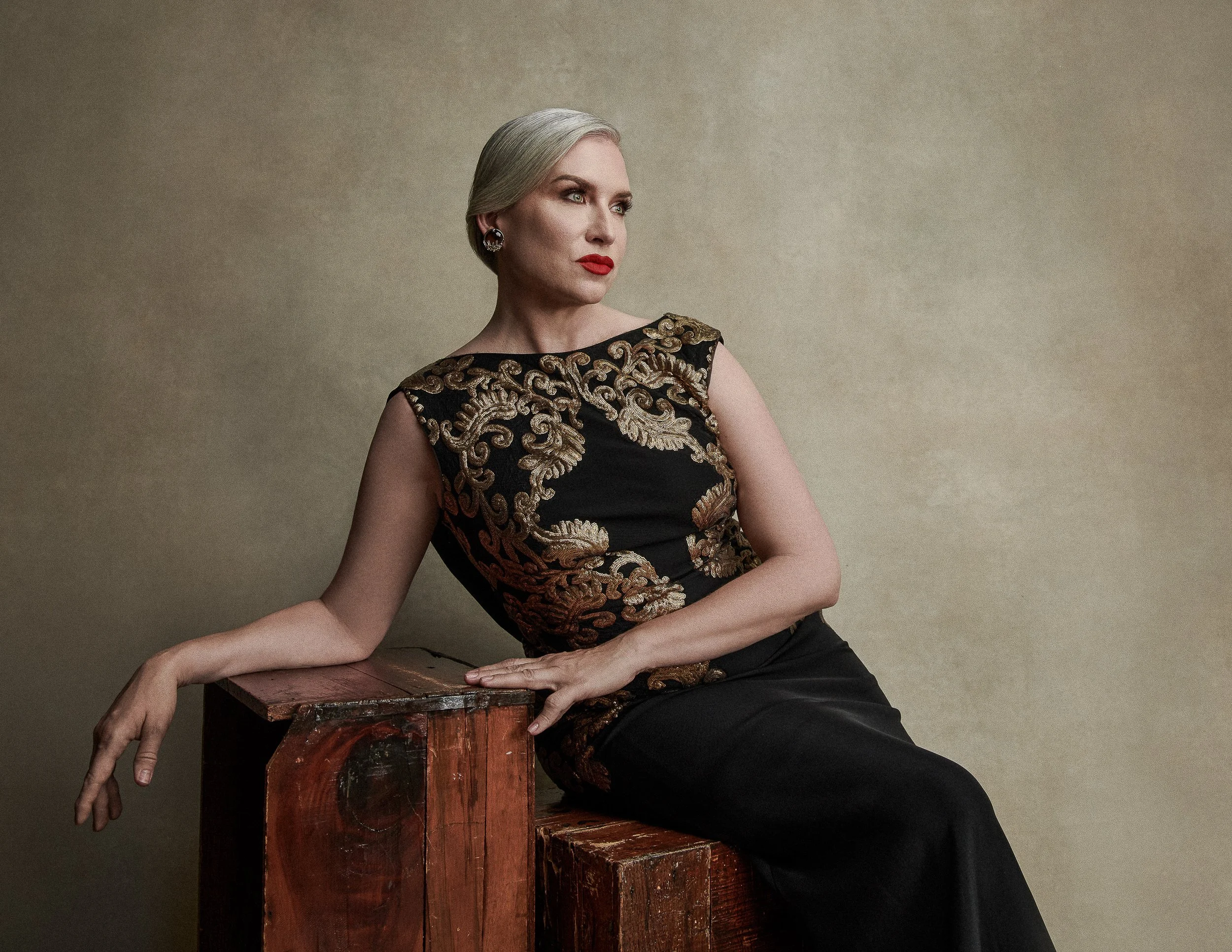retrato-glamour-mujer-rubia-vestido-negro-lujo-marysville-wa.jpg